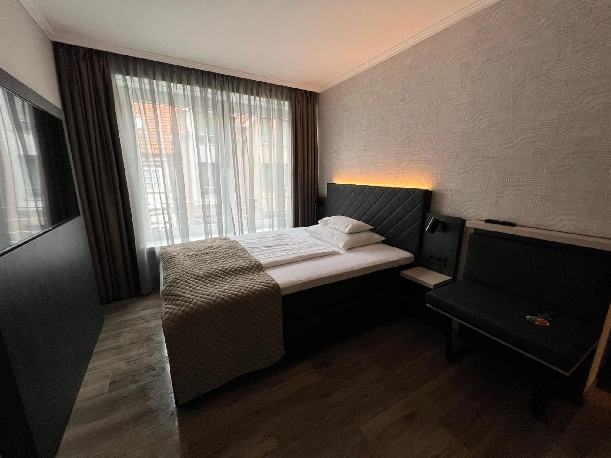 Queen Room with Balcony photo 1