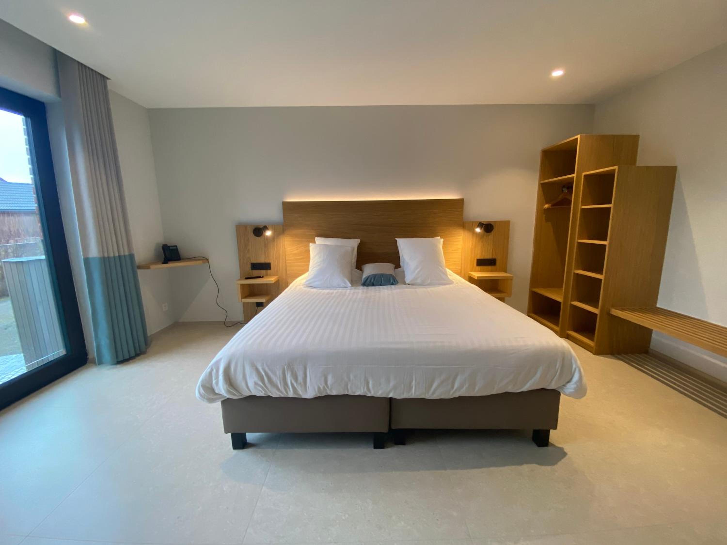 Deluxe Room (2 Adults + 1 Child)