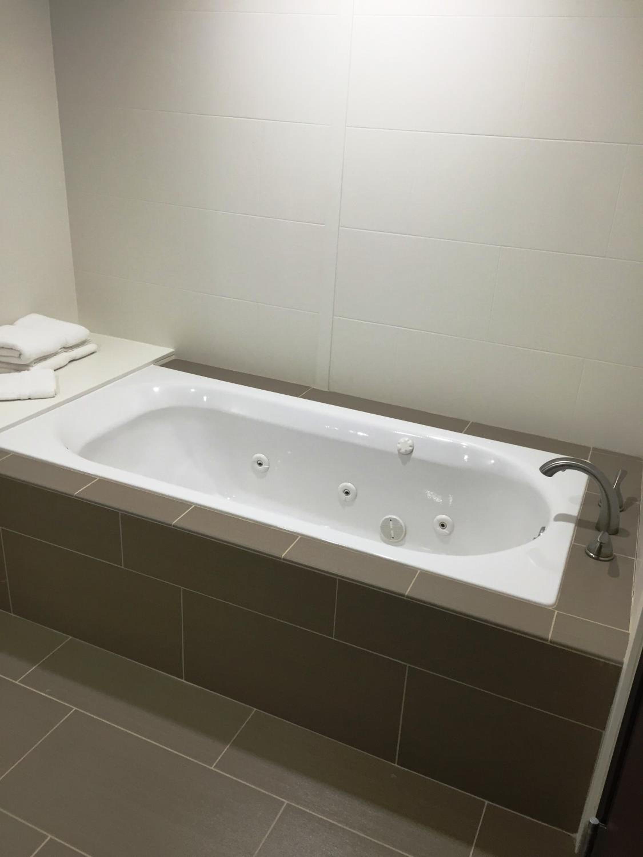 King Suite with Whirlpool - Non-Smoking