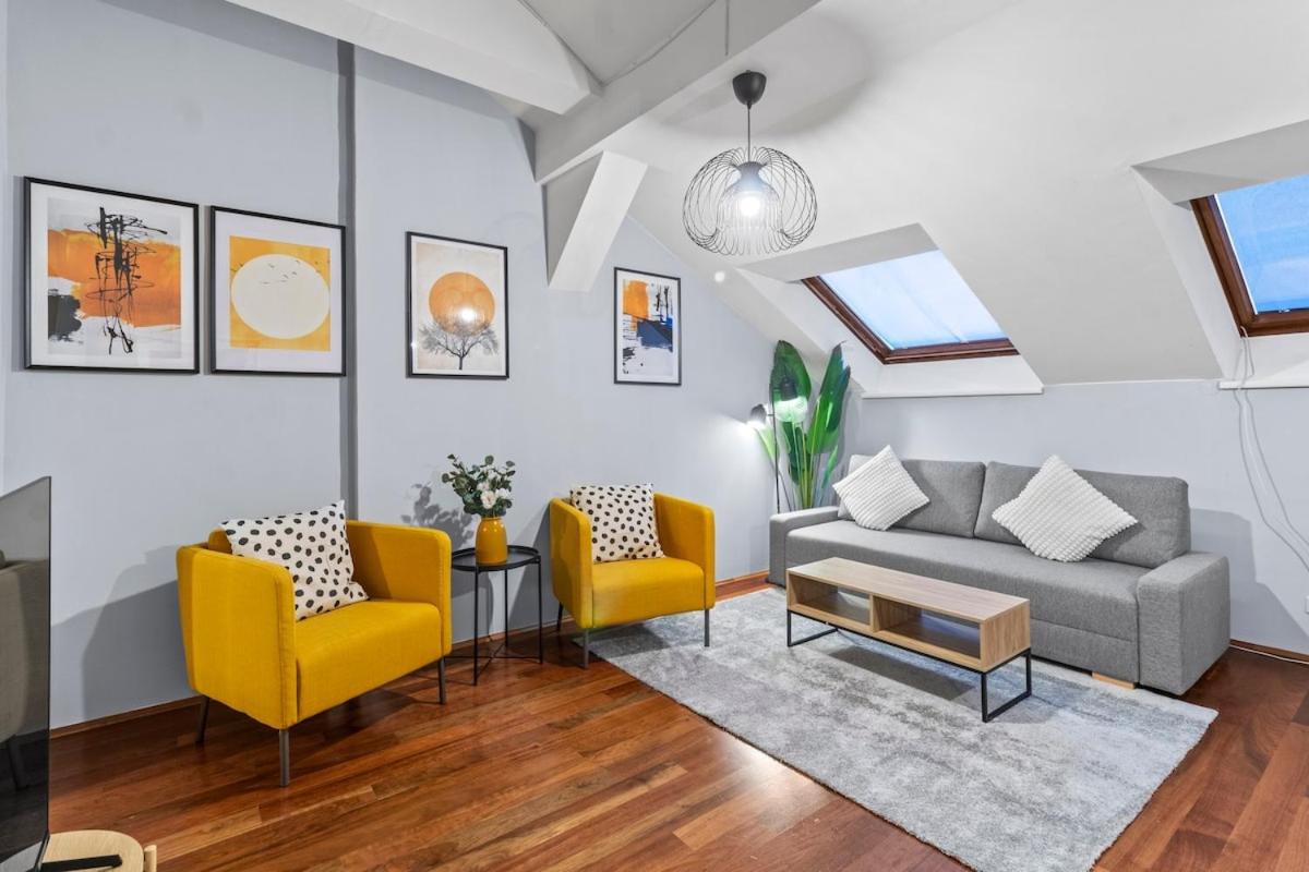 Spacious Lejlighed next to Shopping Mall with Balkon, Billede 14