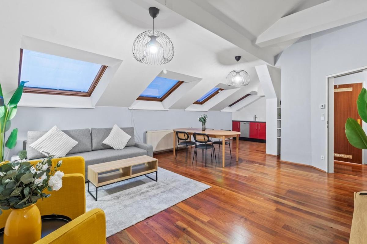 Spacious Lejlighed next to Shopping Mall with Balkon, Billede 13
