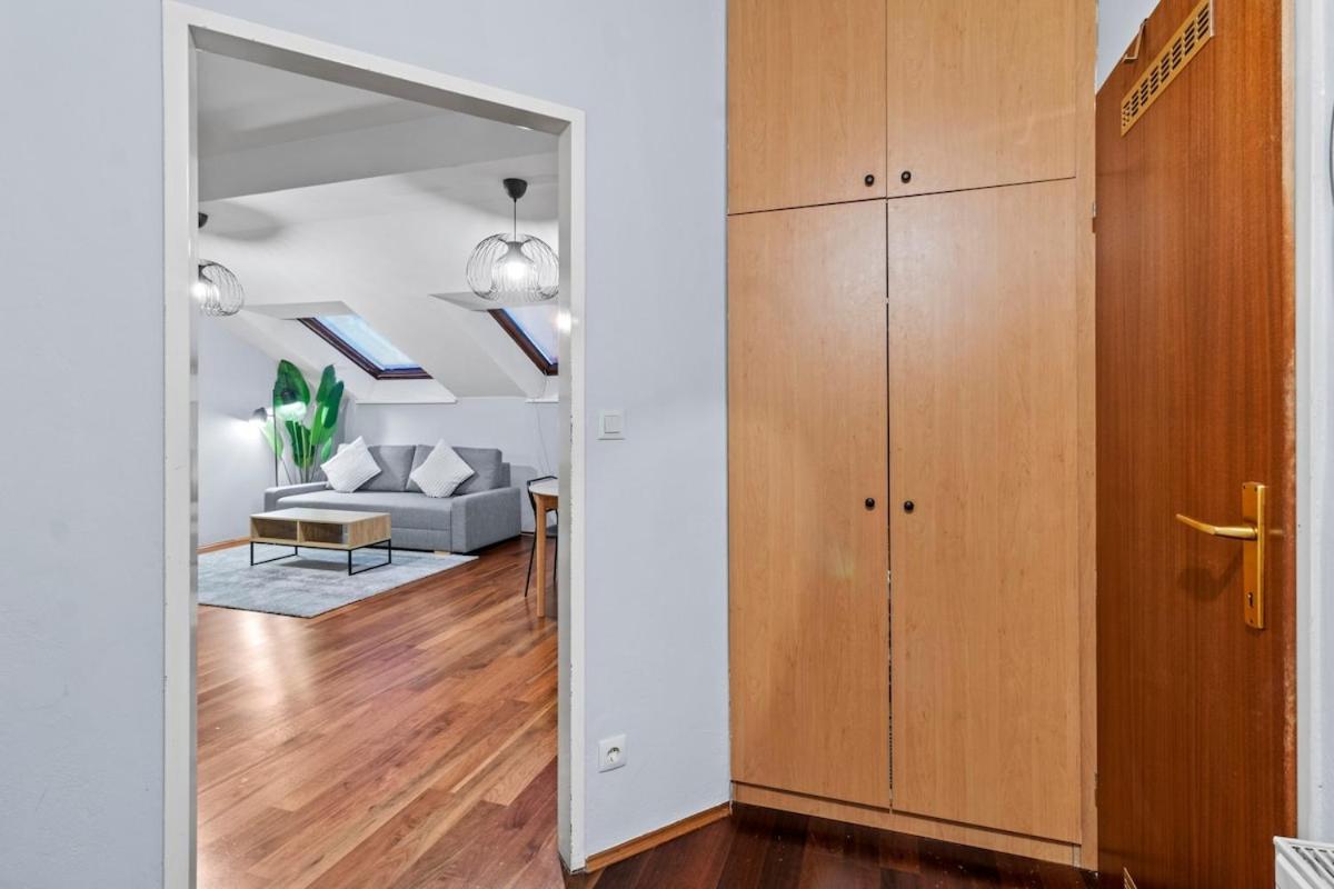 Spacious Lejlighed next to Shopping Mall with Balkon, Billede 12