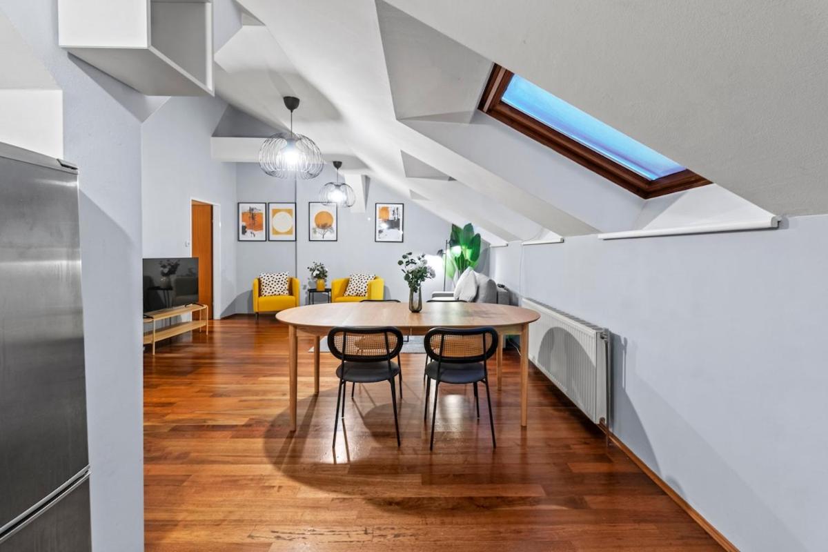 Spacious Lejlighed next to Shopping Mall with Balkon, Billede 11