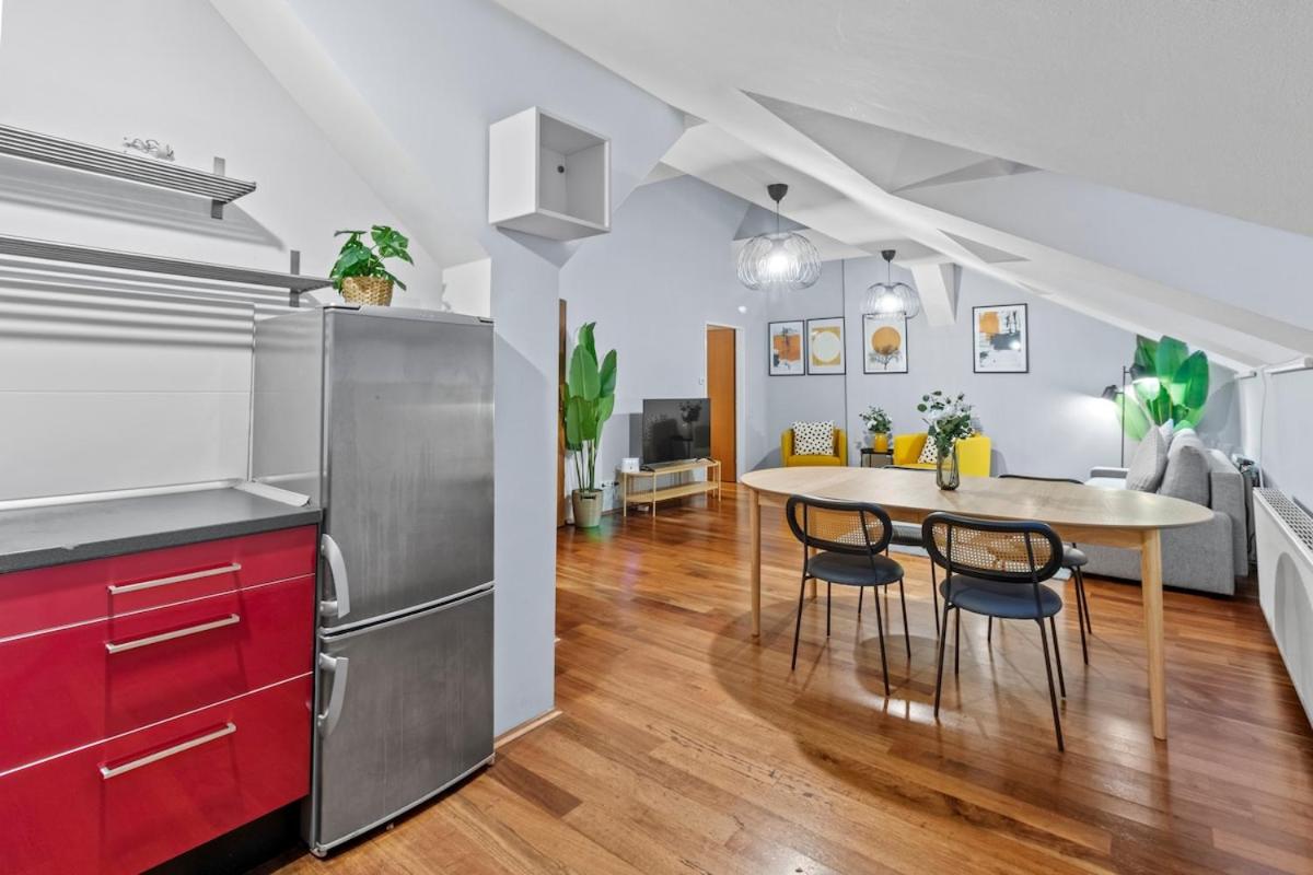 Spacious Lejlighed next to Shopping Mall with Balkon, Billede 10