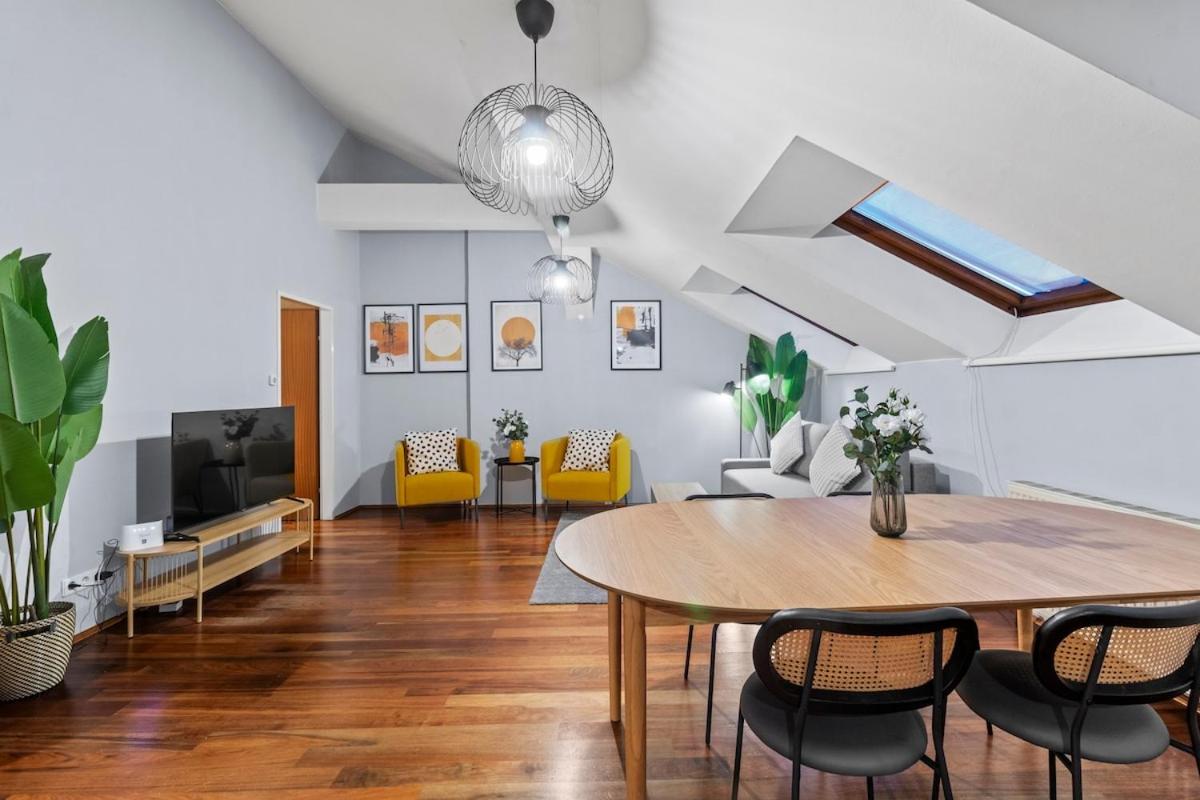 Spacious Lejlighed next to Shopping Mall with Balkon, Billede 8