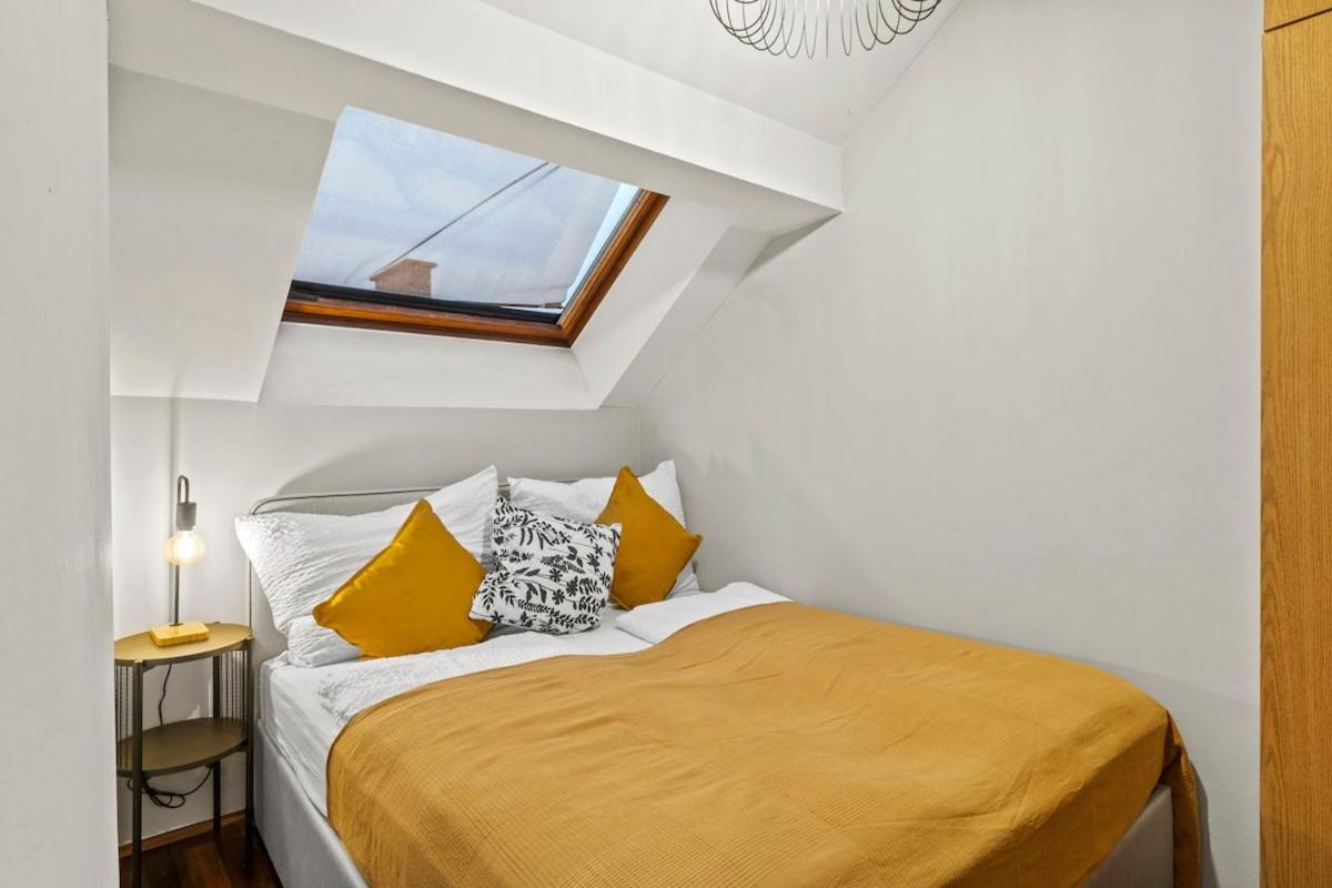 Spacious Lejlighed next to Shopping Mall with Balkon, Billede 5