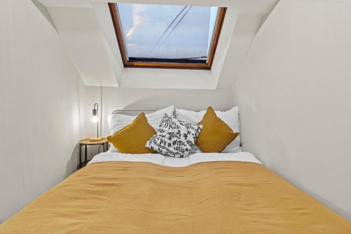 Spacious Lejlighed next to Shopping Mall with Balkon, Billede 4