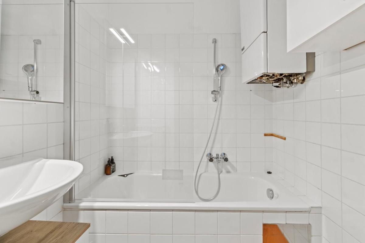 Spacious Lejlighed next to Shopping Mall with Balkon, Billede 3