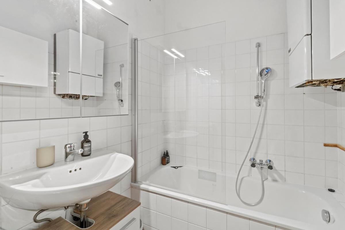 Spacious Lejlighed next to Shopping Mall with Balkon, Billede 2