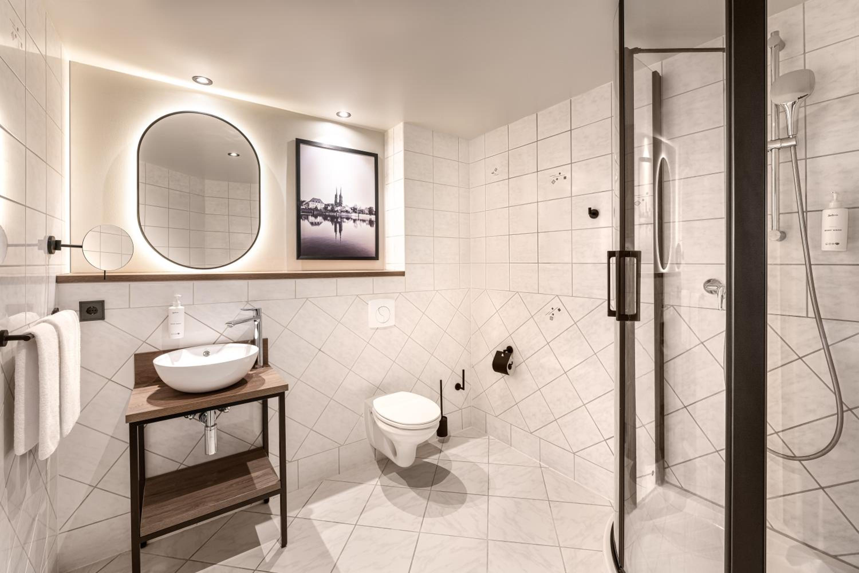 Standard Room – 1 Queen Bed 2 Single Beds