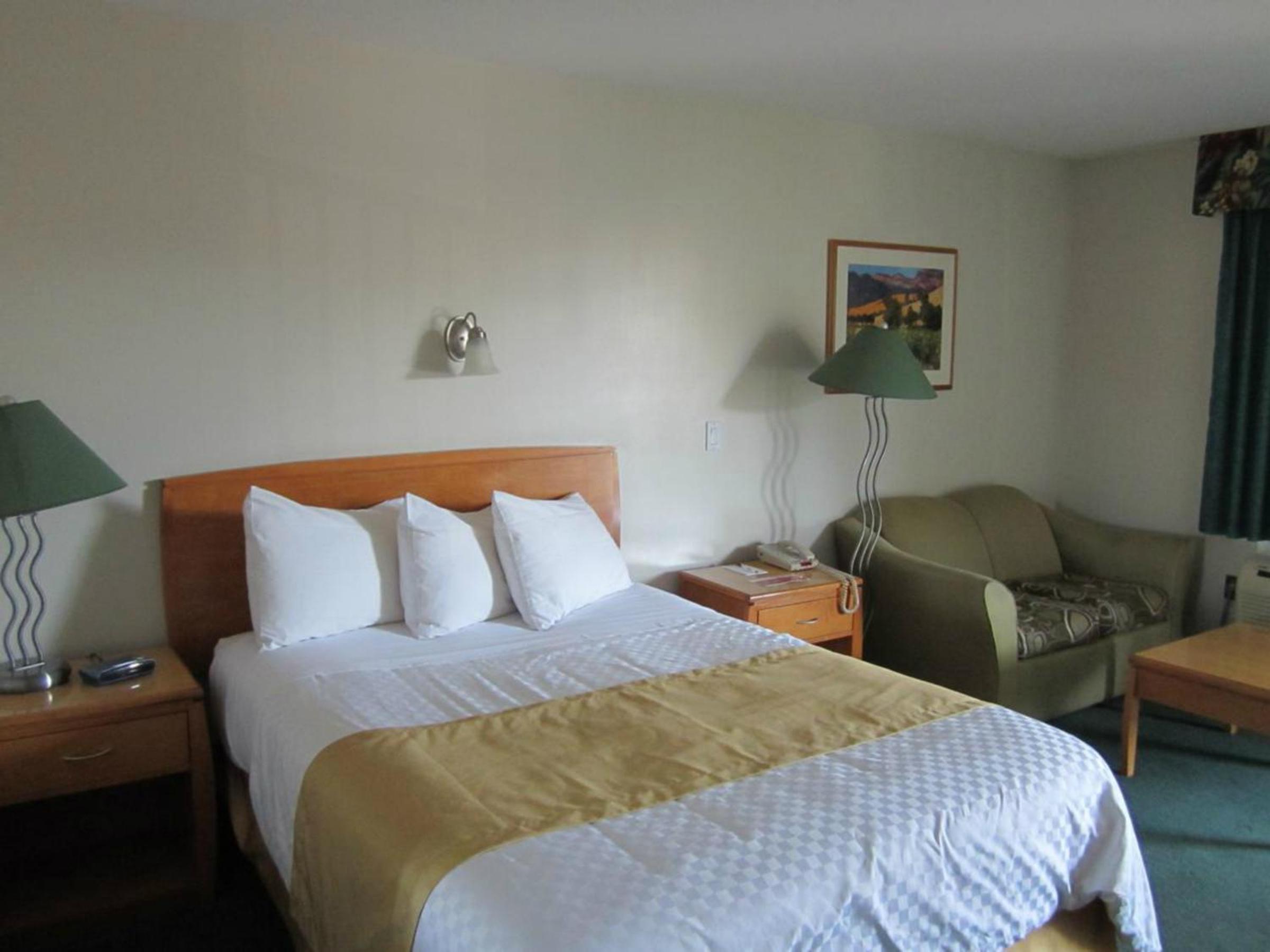 Queen Room - Non-Smoking - Photo 7