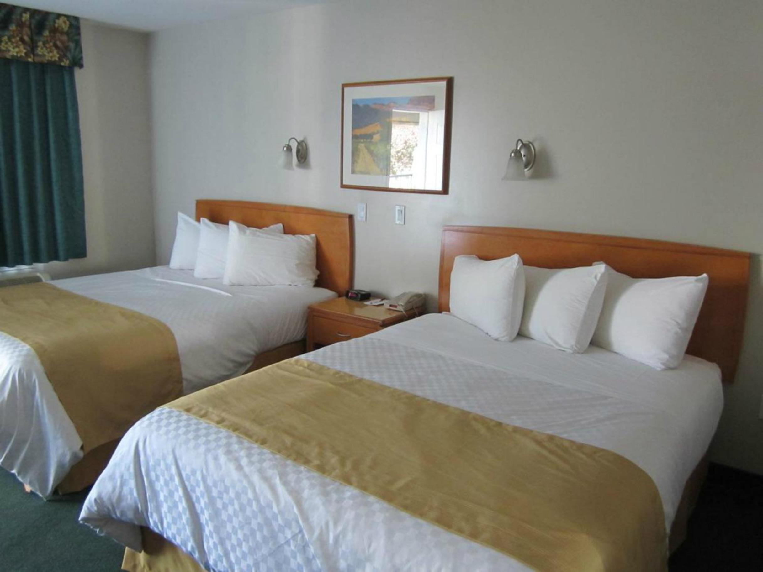 Queen Room with Two Queen Beds - Non-Smoking - Photo 2