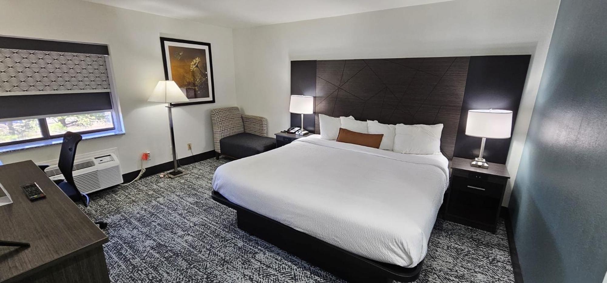 King Suite with Sofa Bed - Non Smoking - Photo 1