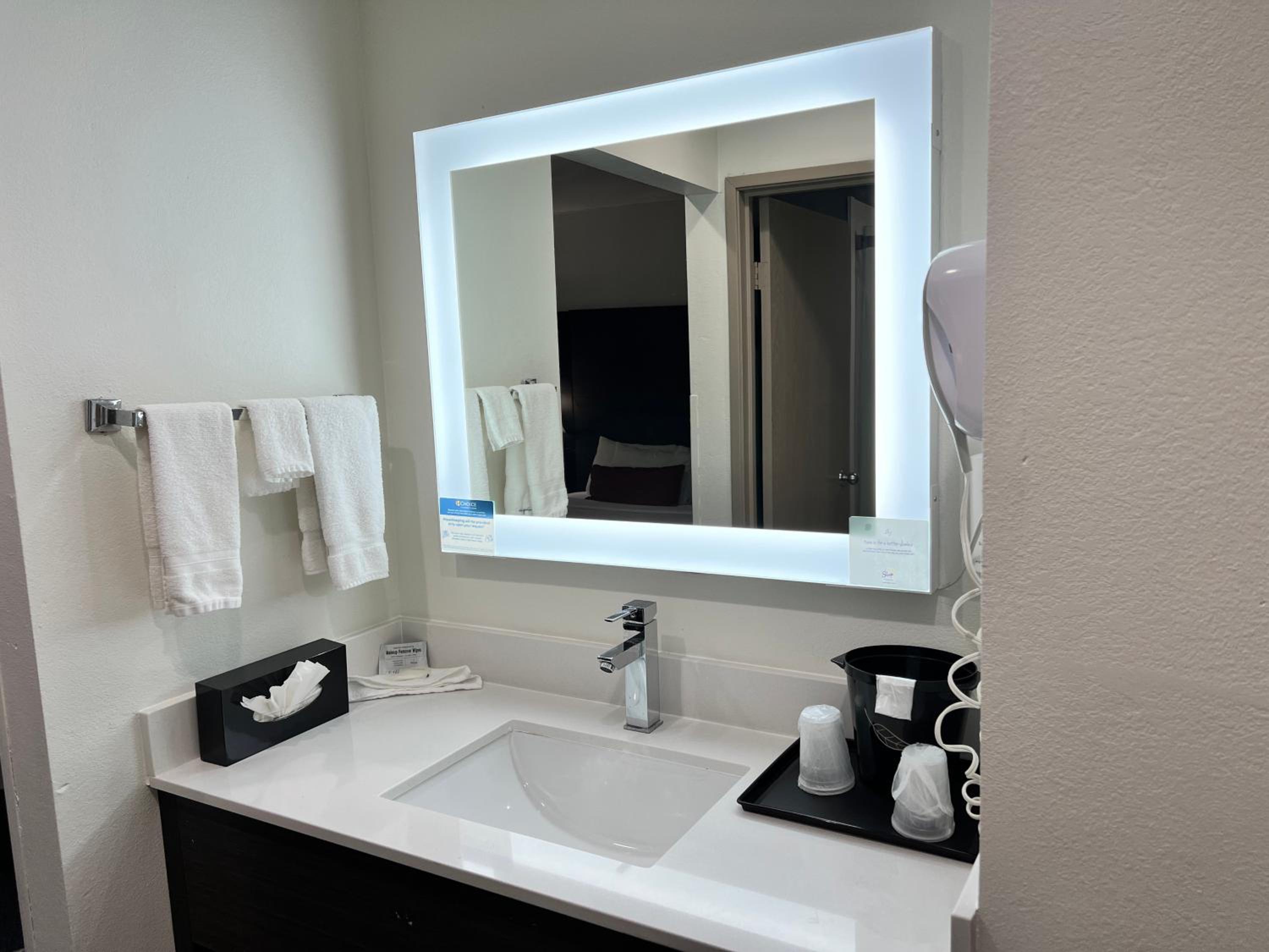 King Suite with Sofa Bed - Non Smoking - Photo 3
