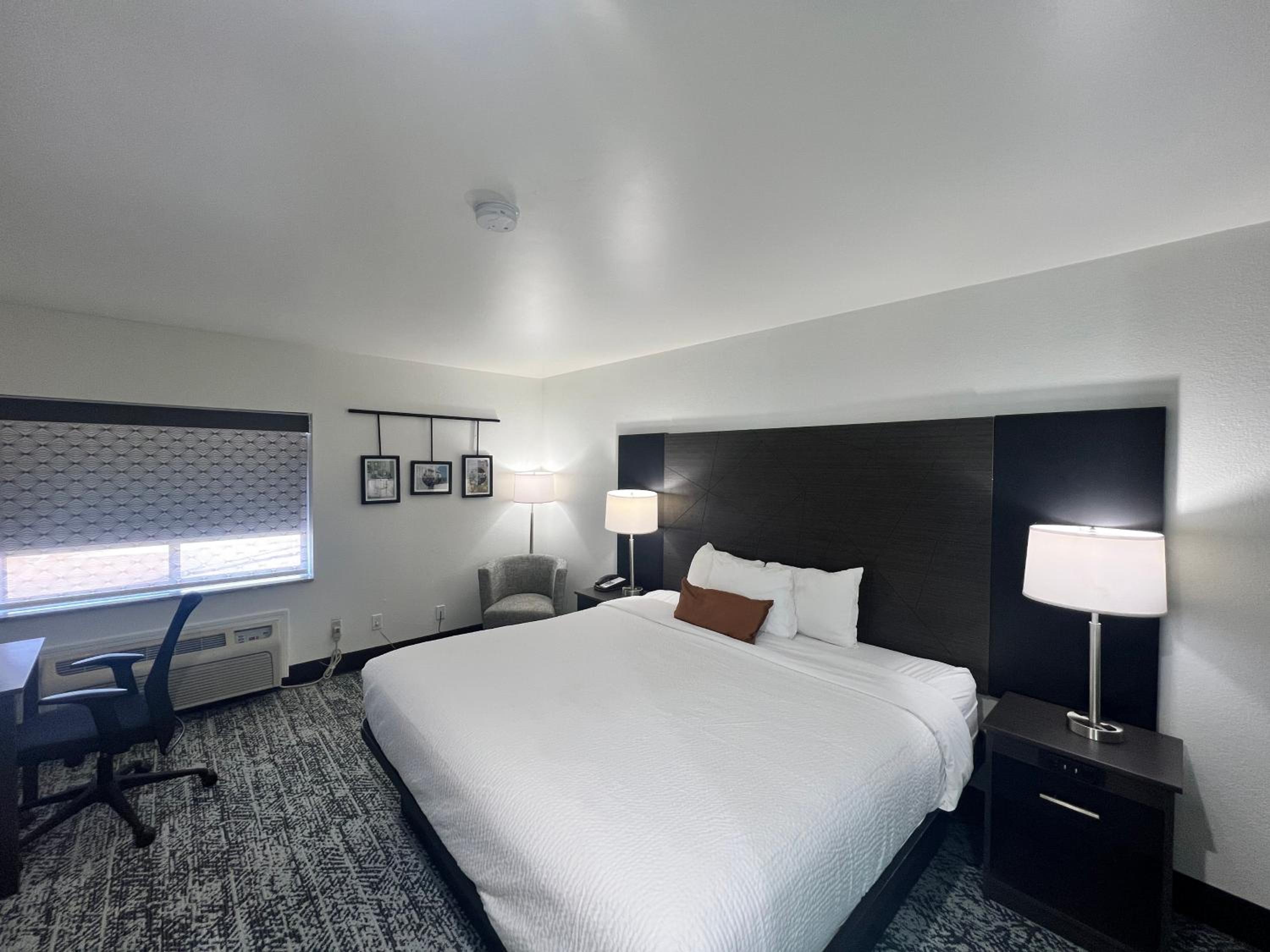 King Room - Non Smoking - Photo 4