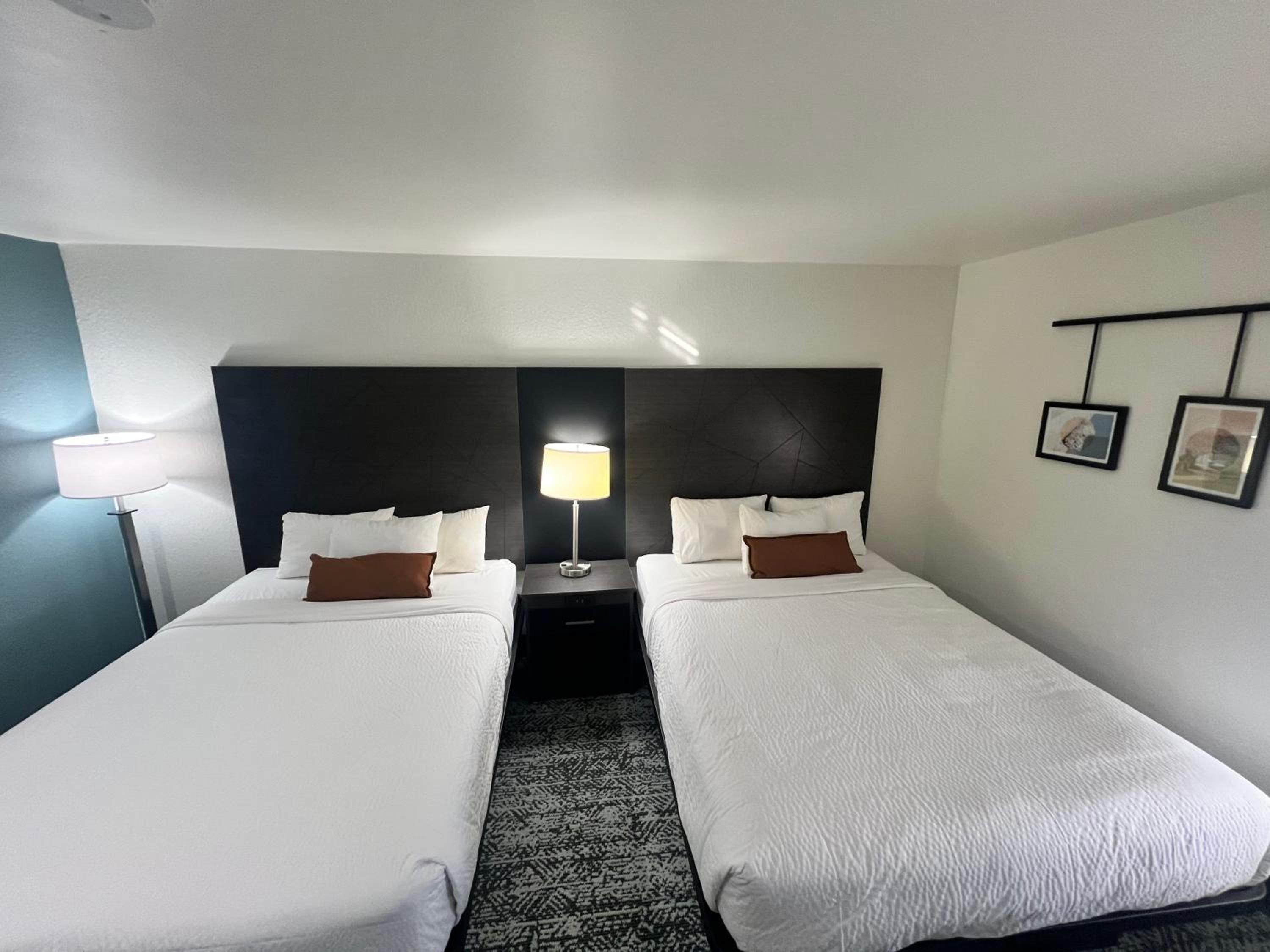 Quadruple Room with Two Queen Beds - Non Smoking - Photo 3