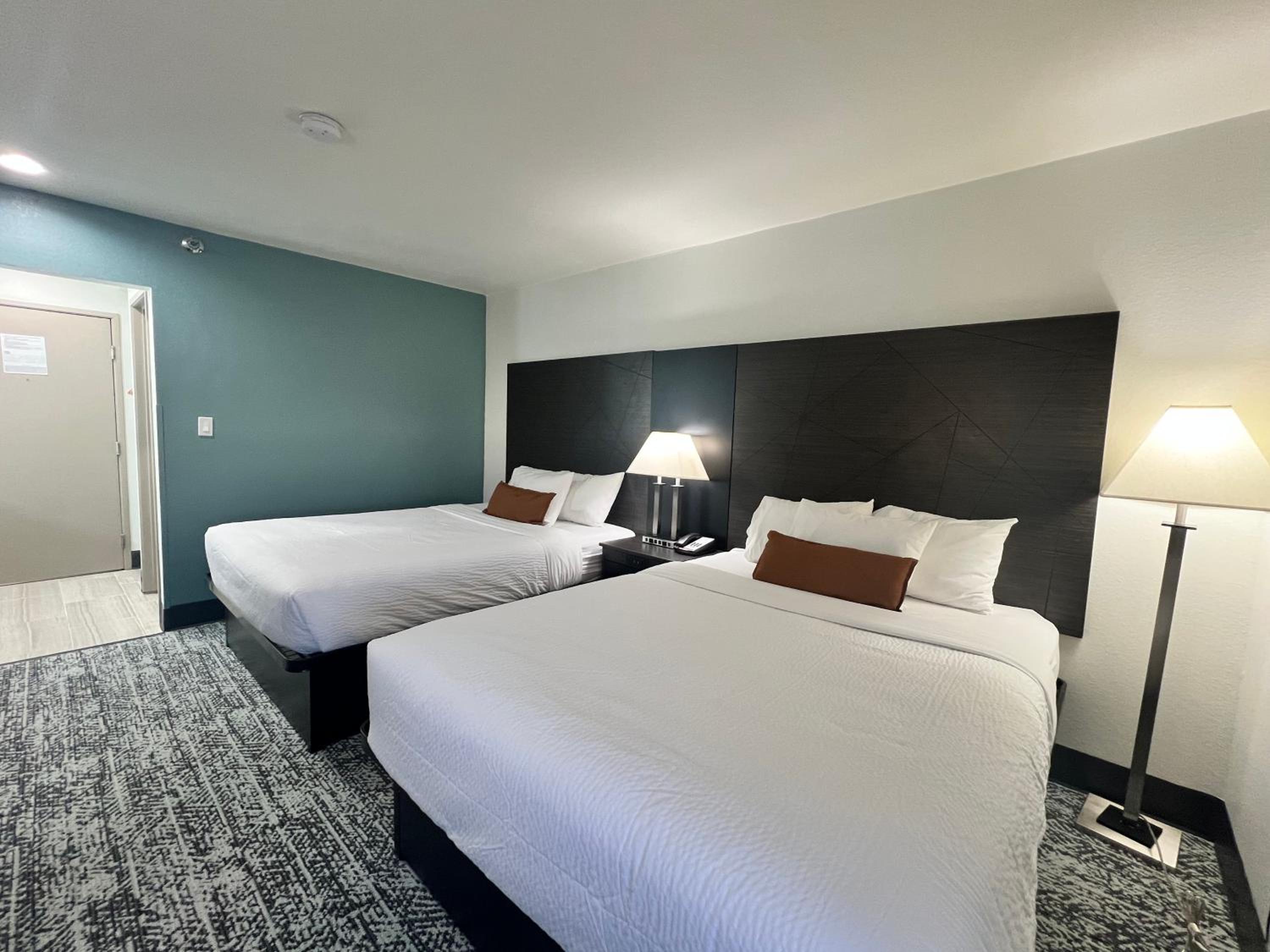 Quadruple Room with Two Queen Beds - Non Smoking - Photo 4