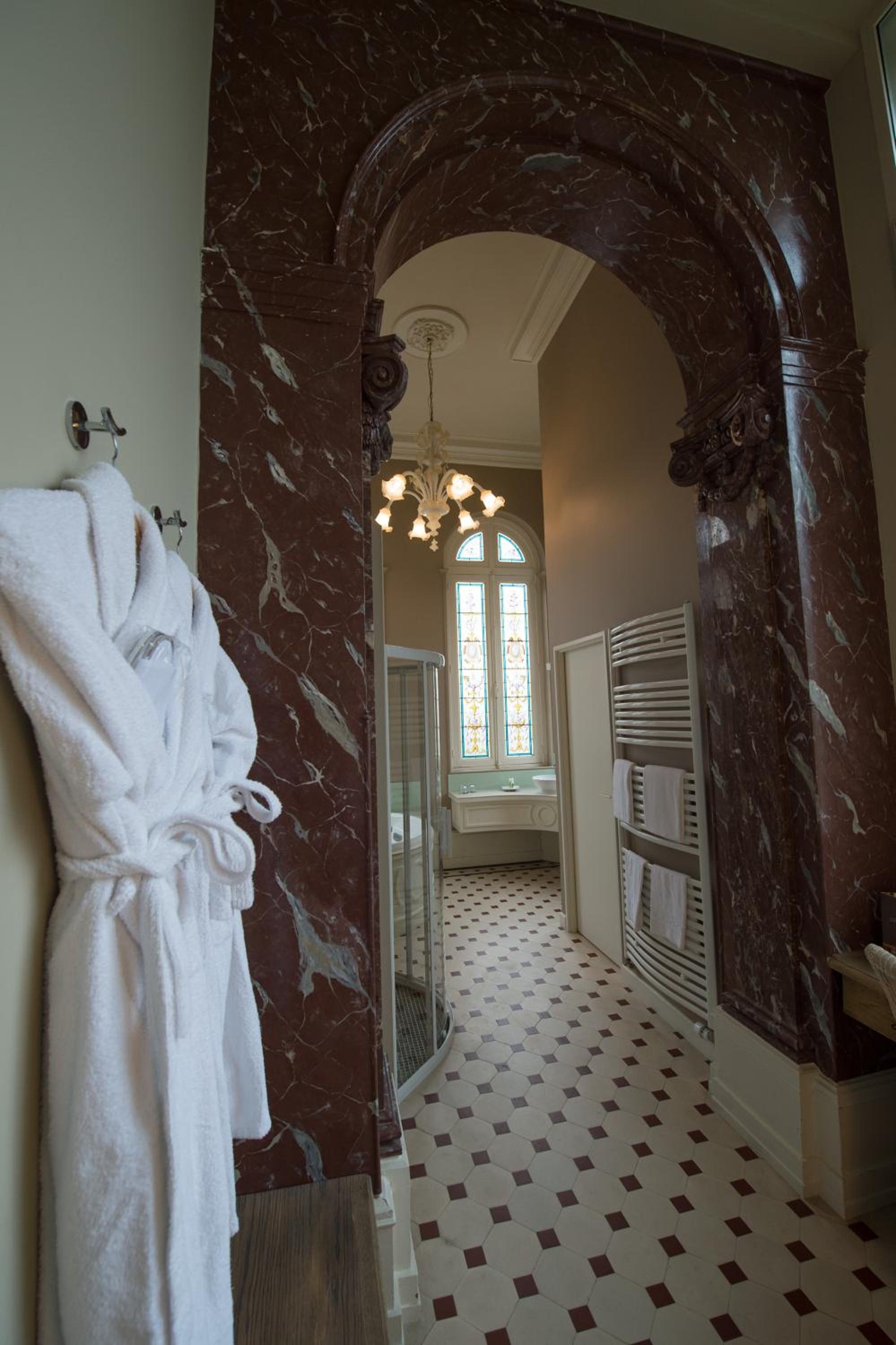 Double Suite with Spa Bath - Photo 2