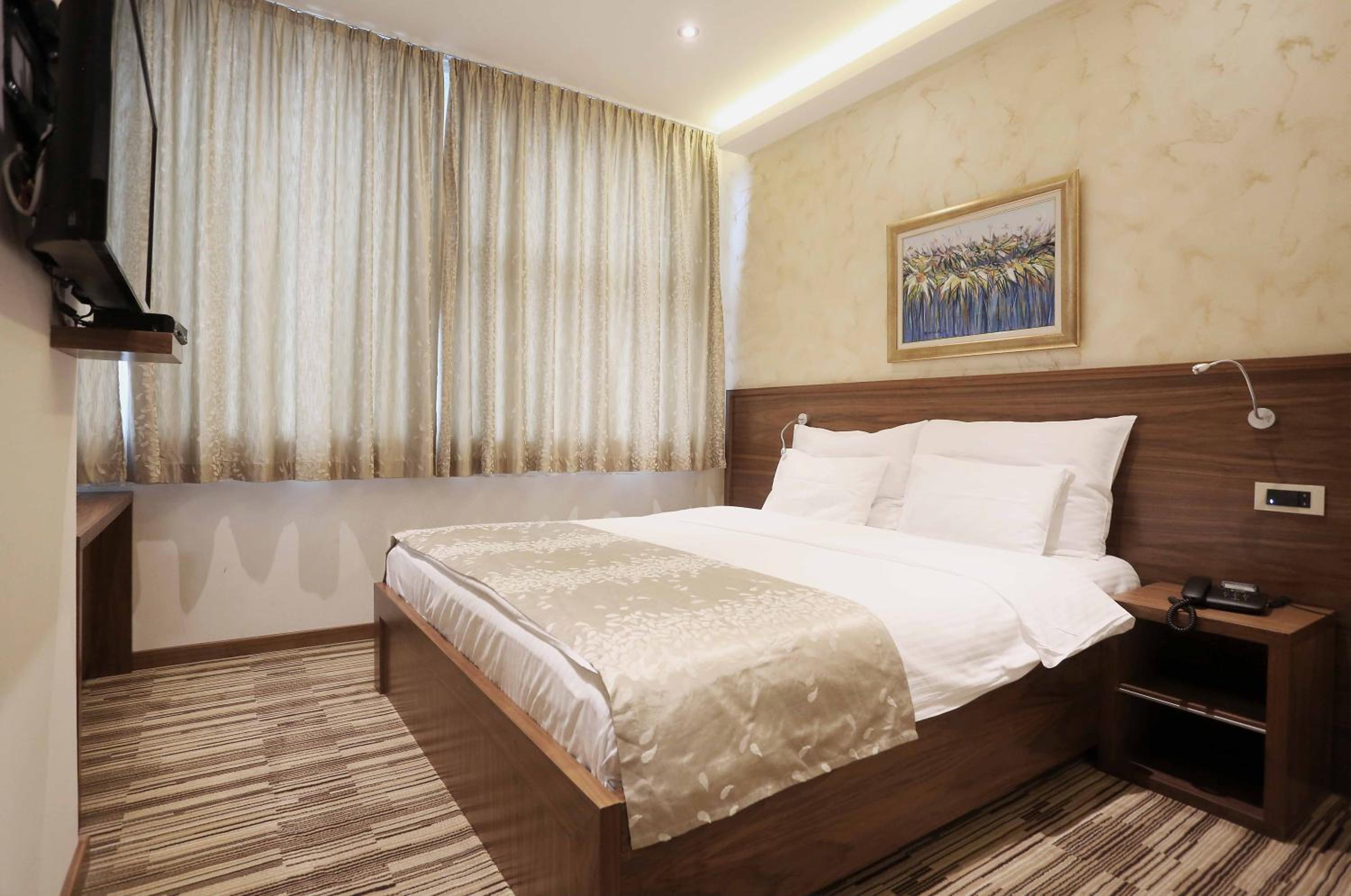 Deluxe Double Room - Photo 8