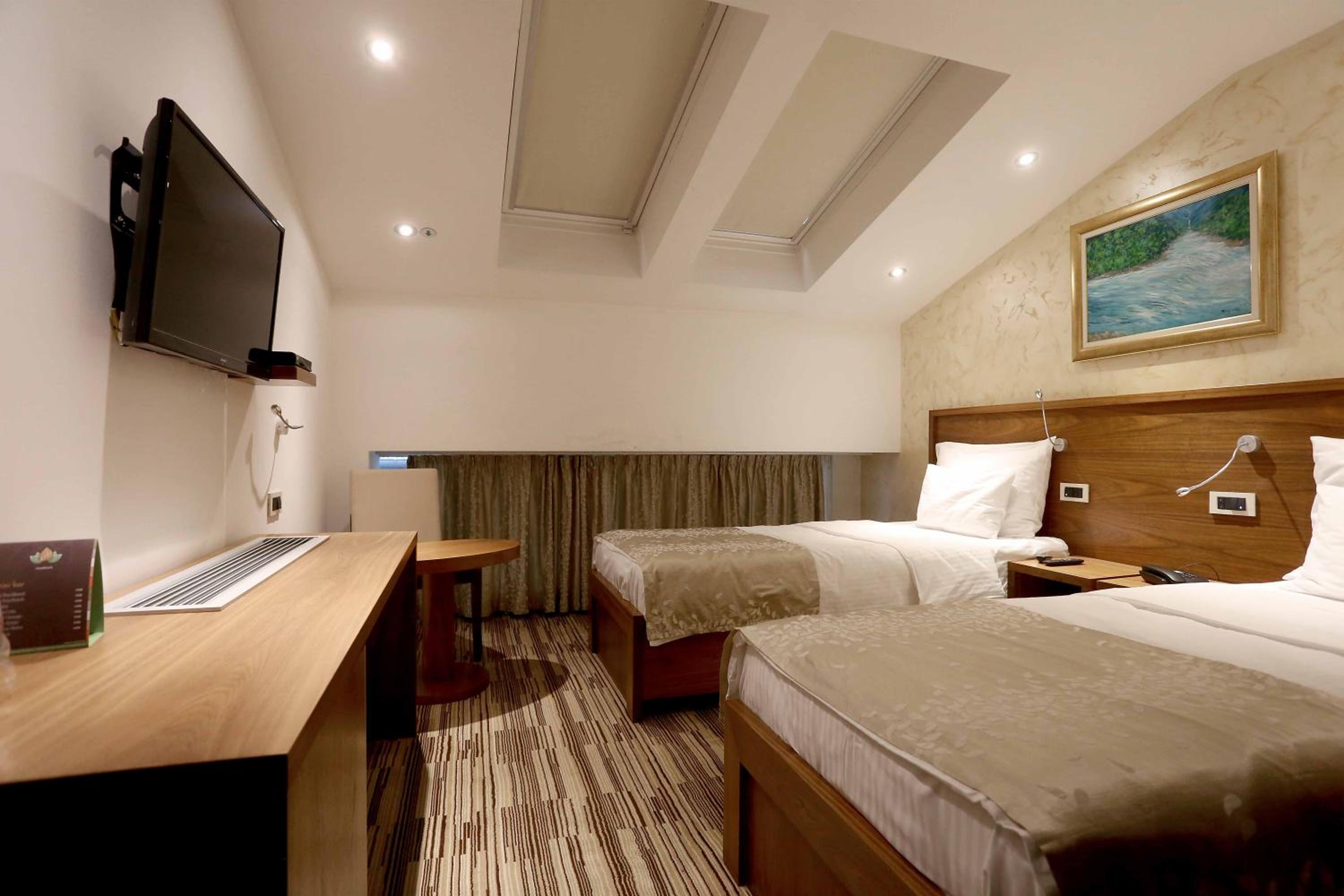 Standard Twin Room - Photo 4