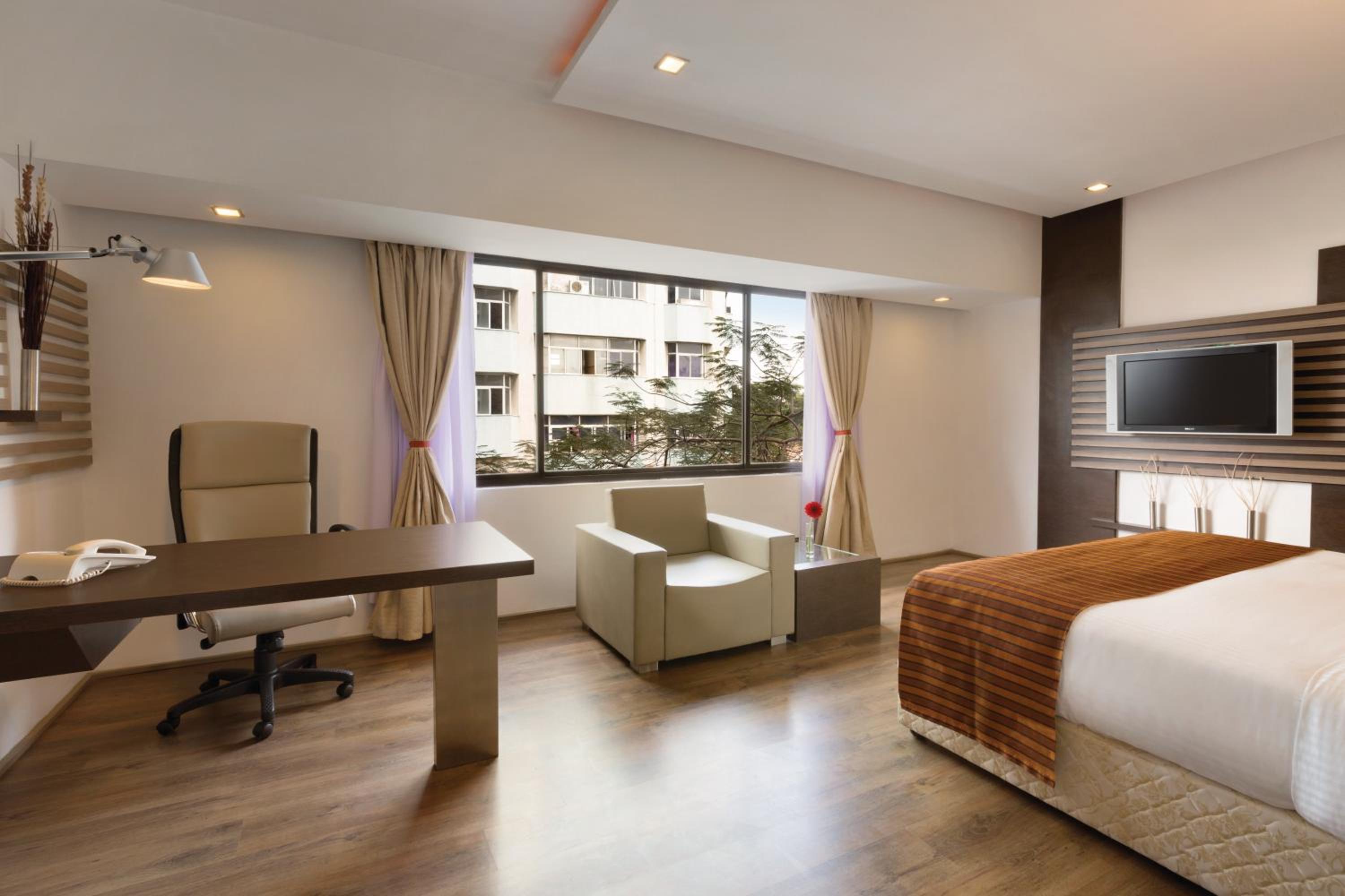 Executive King Non-Smoking Room - Book & Unlock Exclusive Deals photo 3