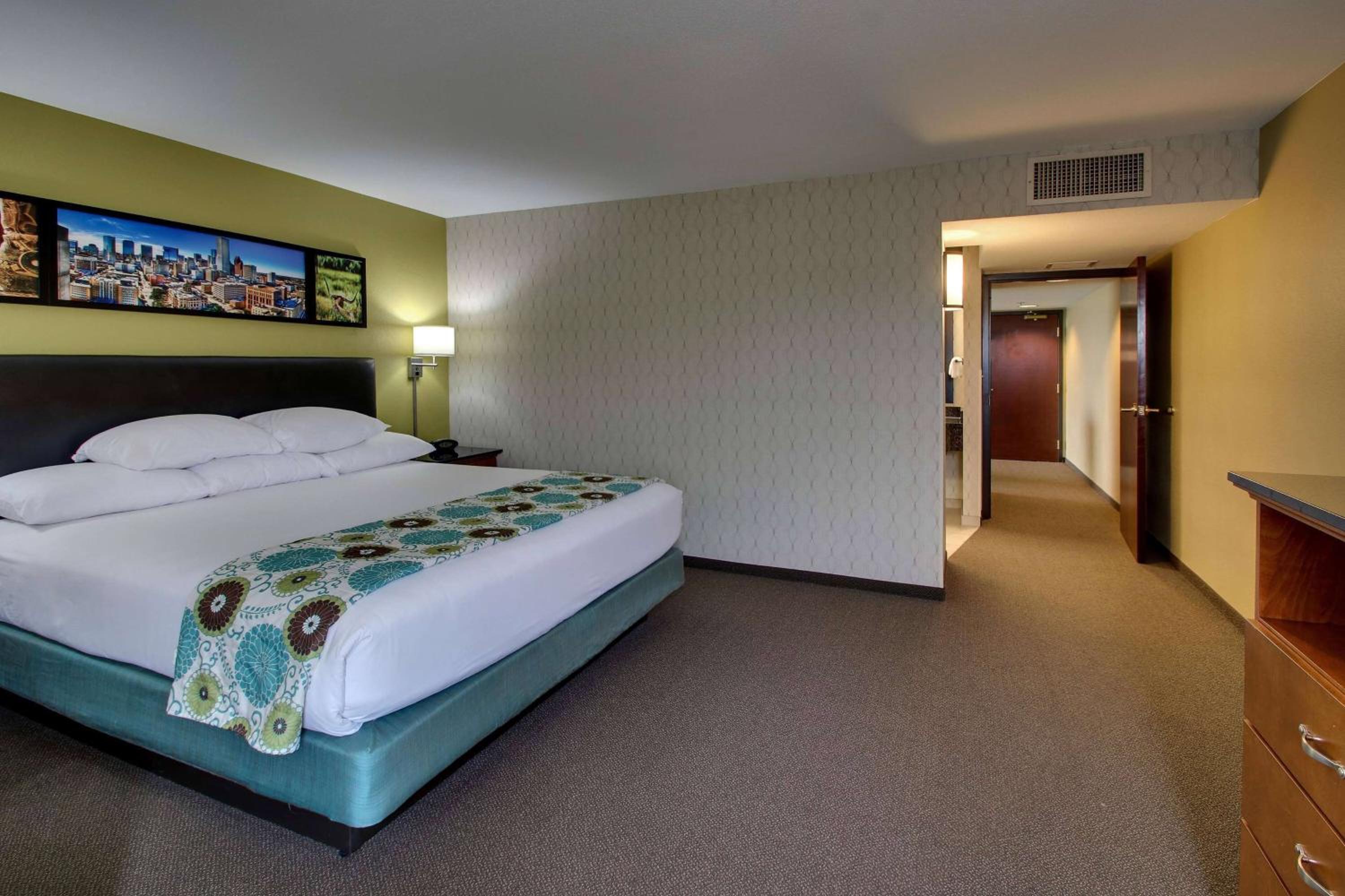 Deluxe King Suite - Non-Smoking photo 3