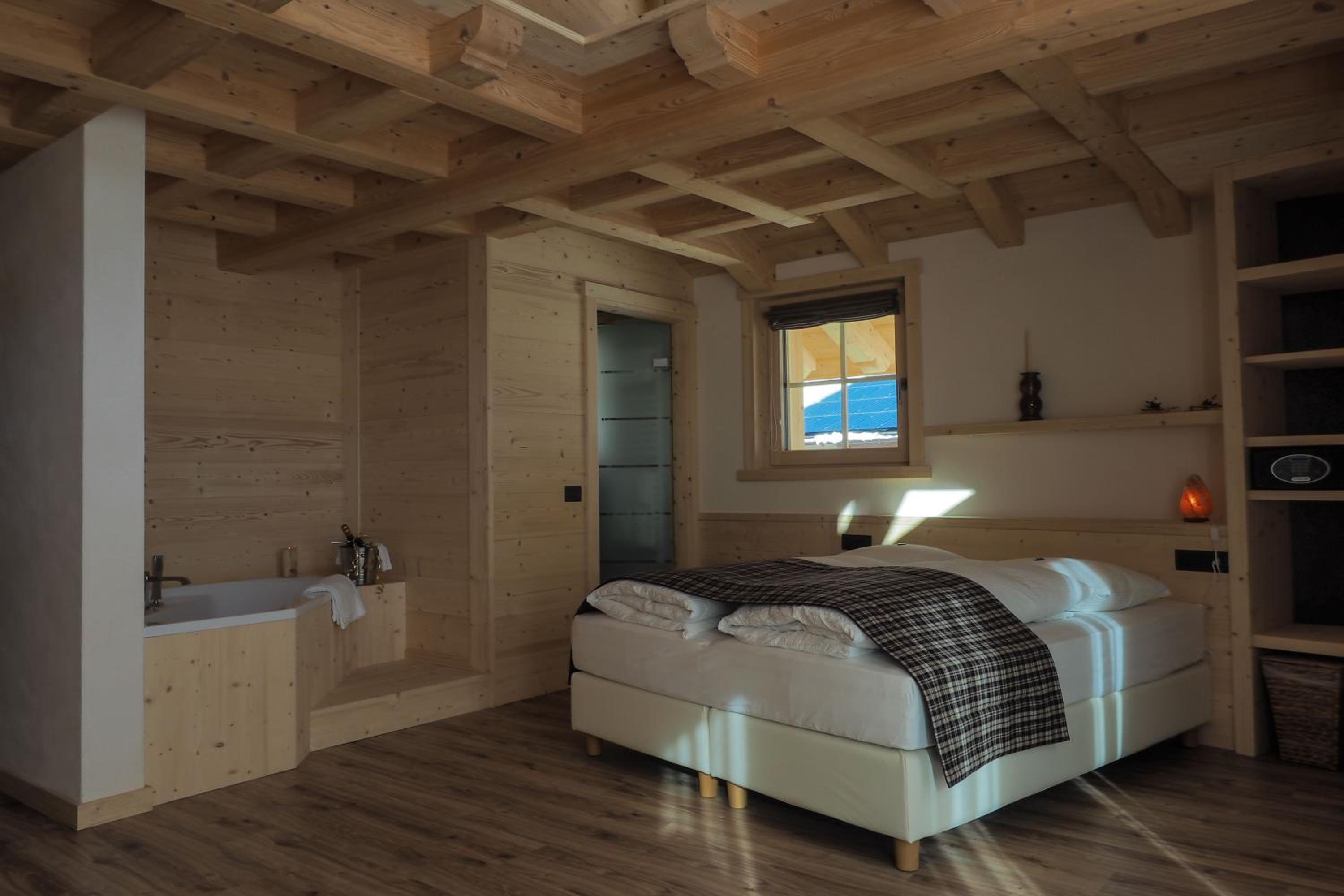 Suite with Spa Bath photo 3