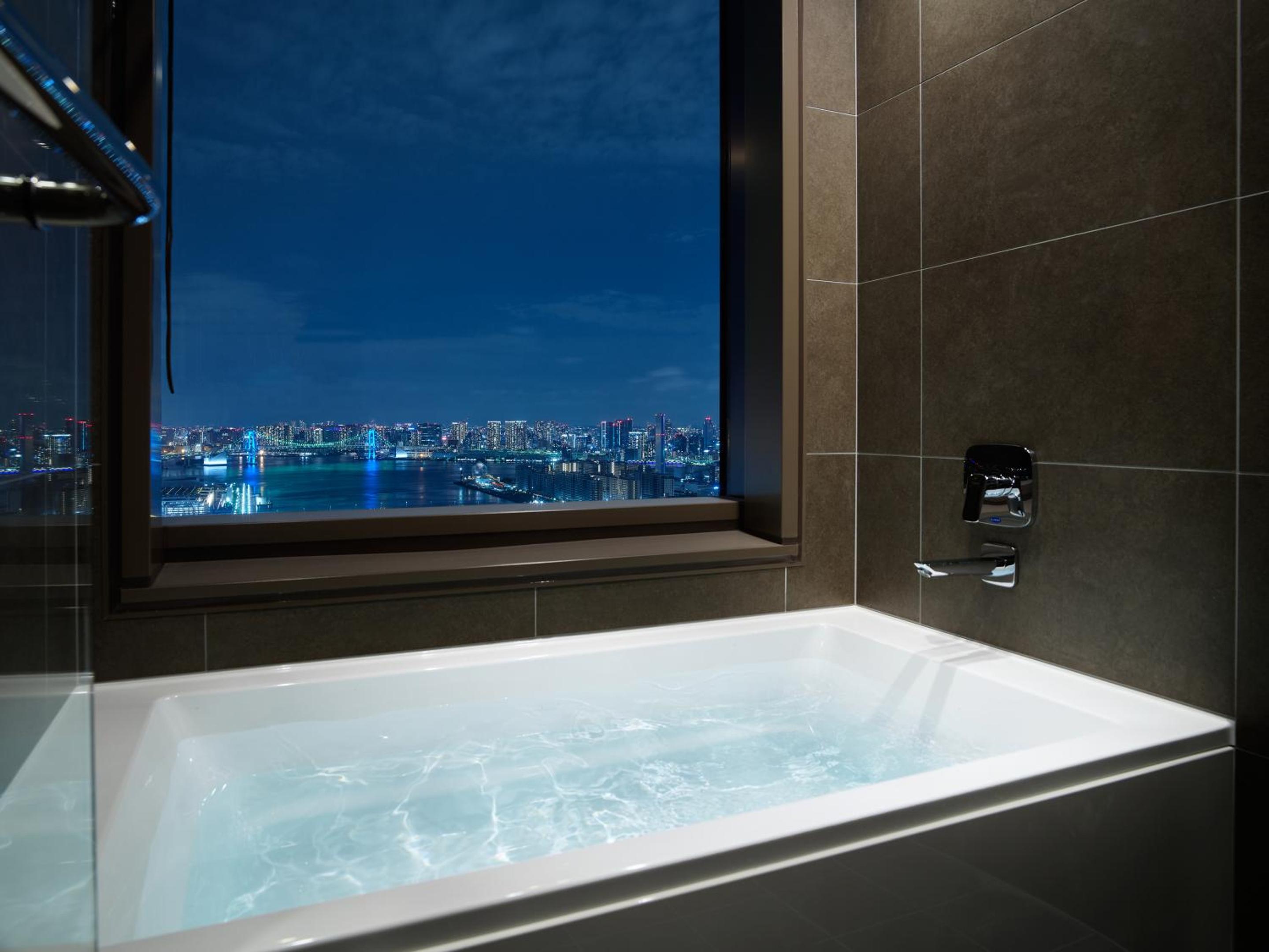 Deluxe Corner Twin Room with View Bath - Photo 3