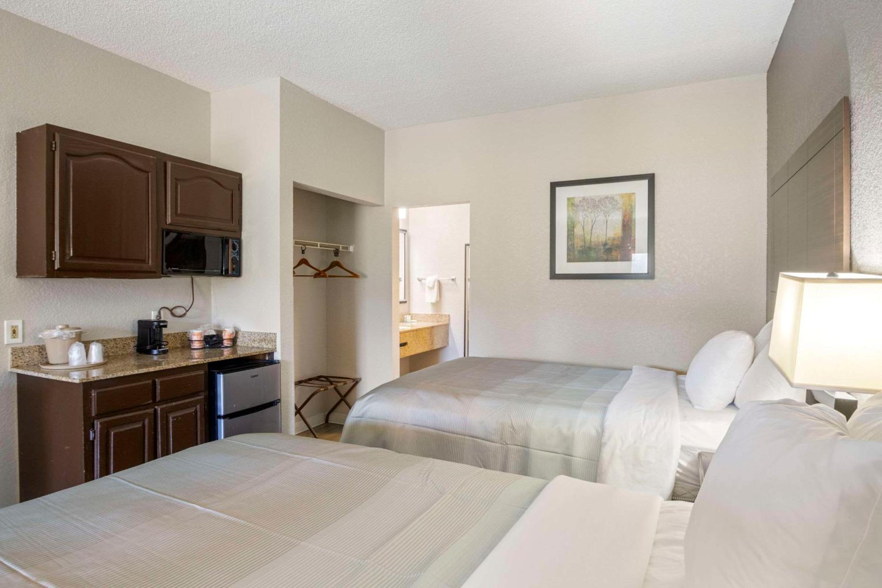 Efficiency Suite with Two Double Beds - Non-Smoking - Photo 2