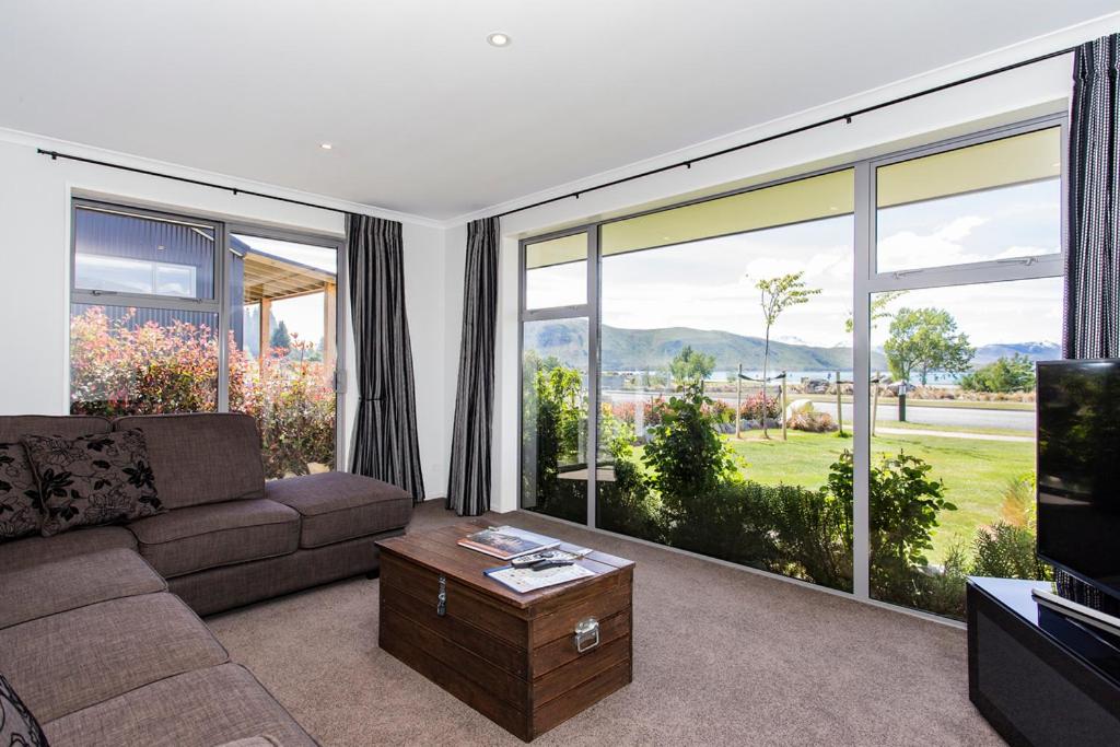 Deluxe One-Bedroom Apartment