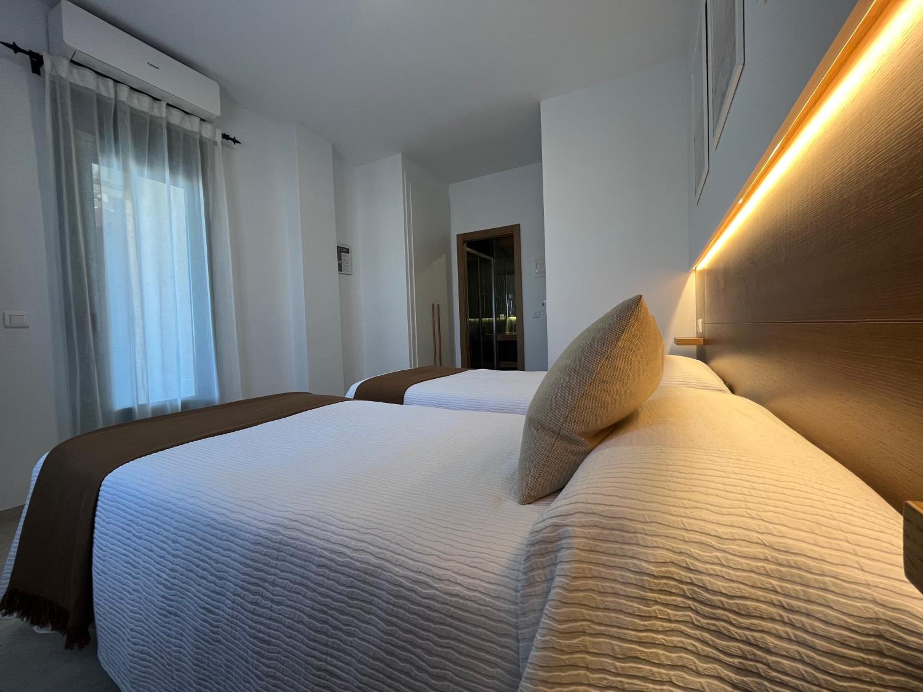 Twin Room with View - Photo 2