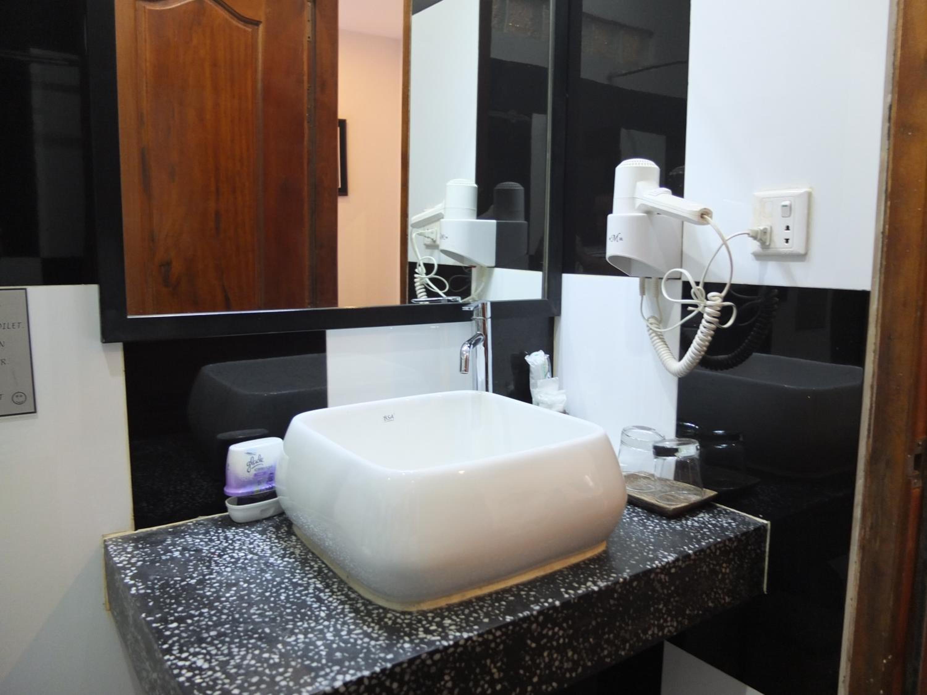 Classic Double Room - Photo 9