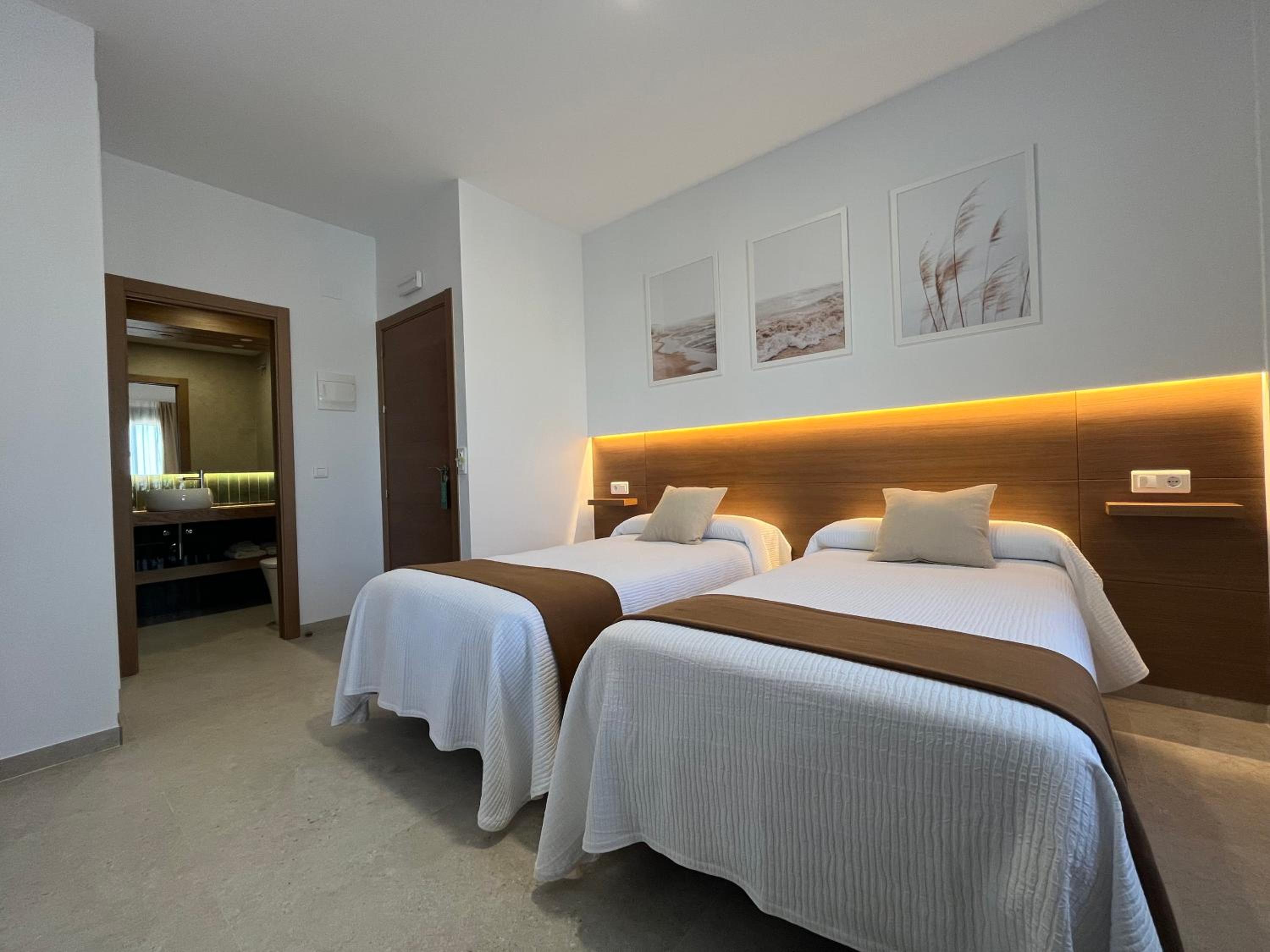 Twin Room with View - Photo 3