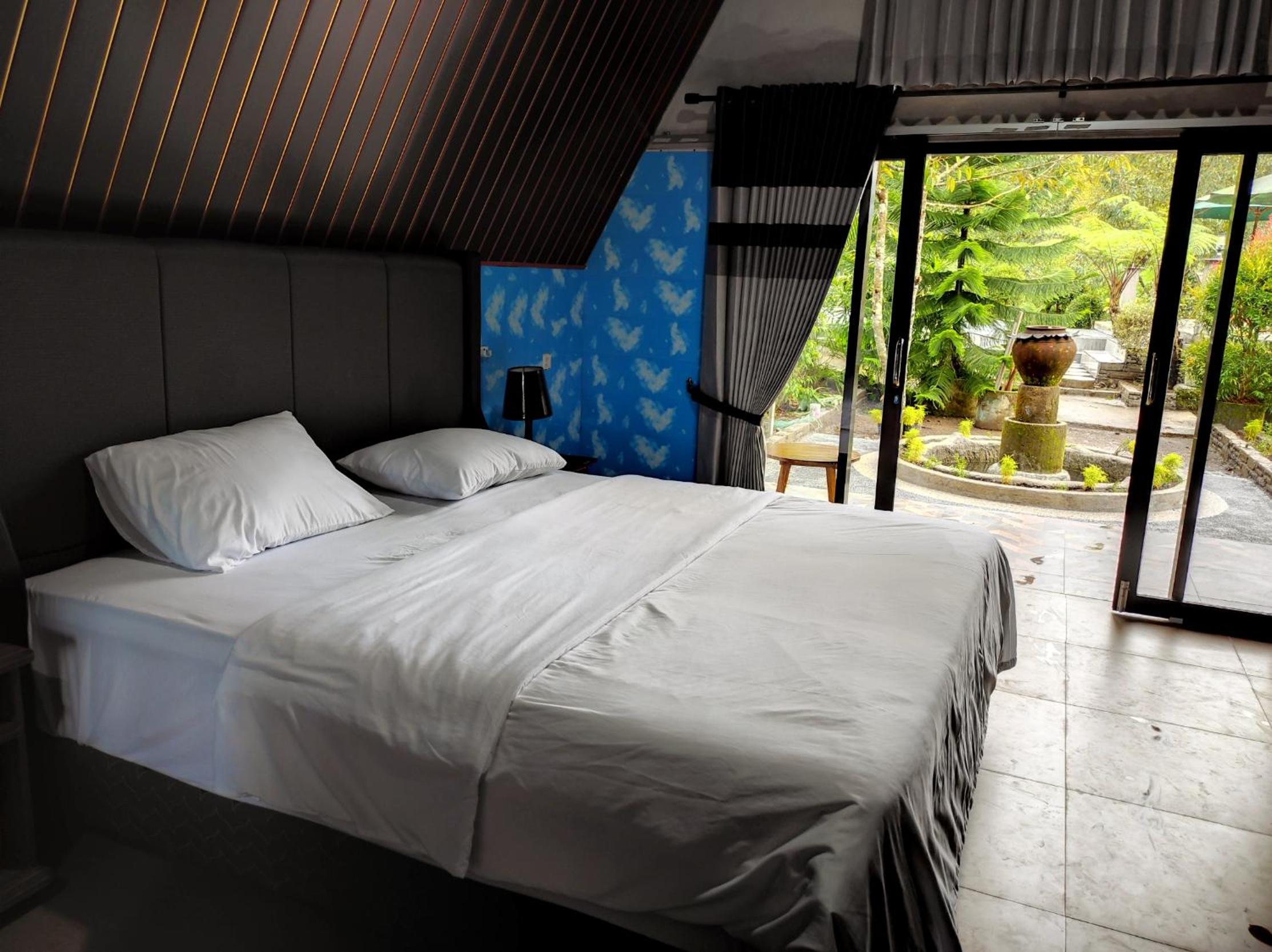 Deluxe Double Room (2 Adults + 1 Child) photo 2