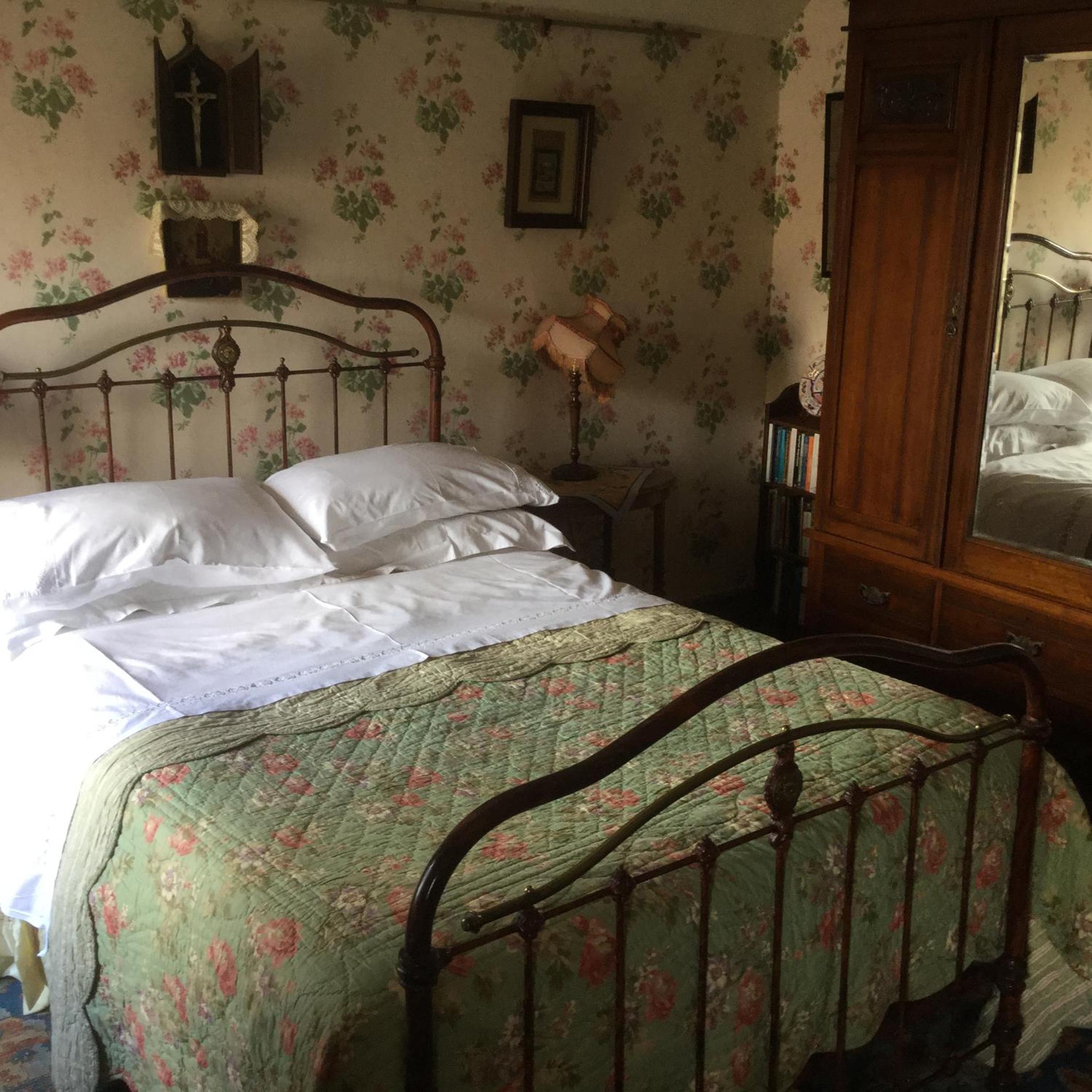 Double Room with External Private Bathroom - Photo 15