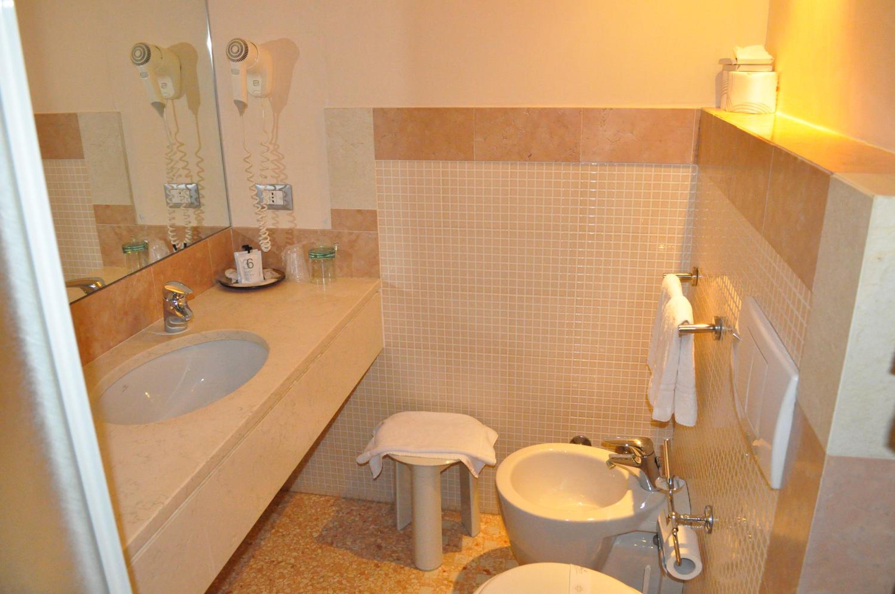 Double or Twin Room - Photo 13