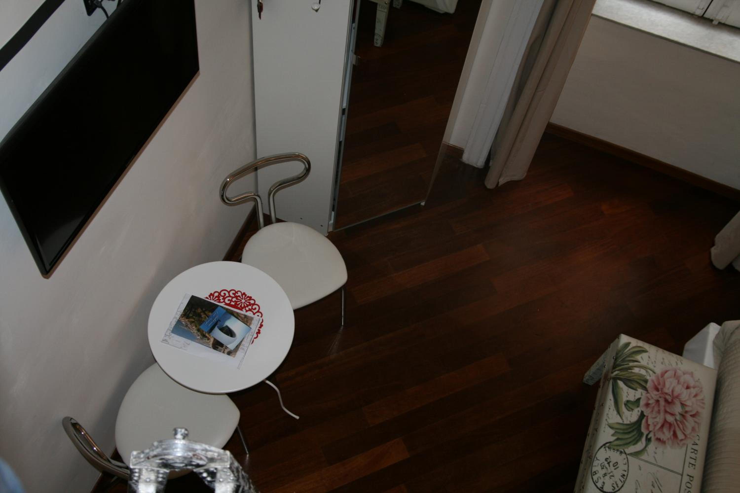 One-Bedroom Apartment - Separate Building - Photo 3