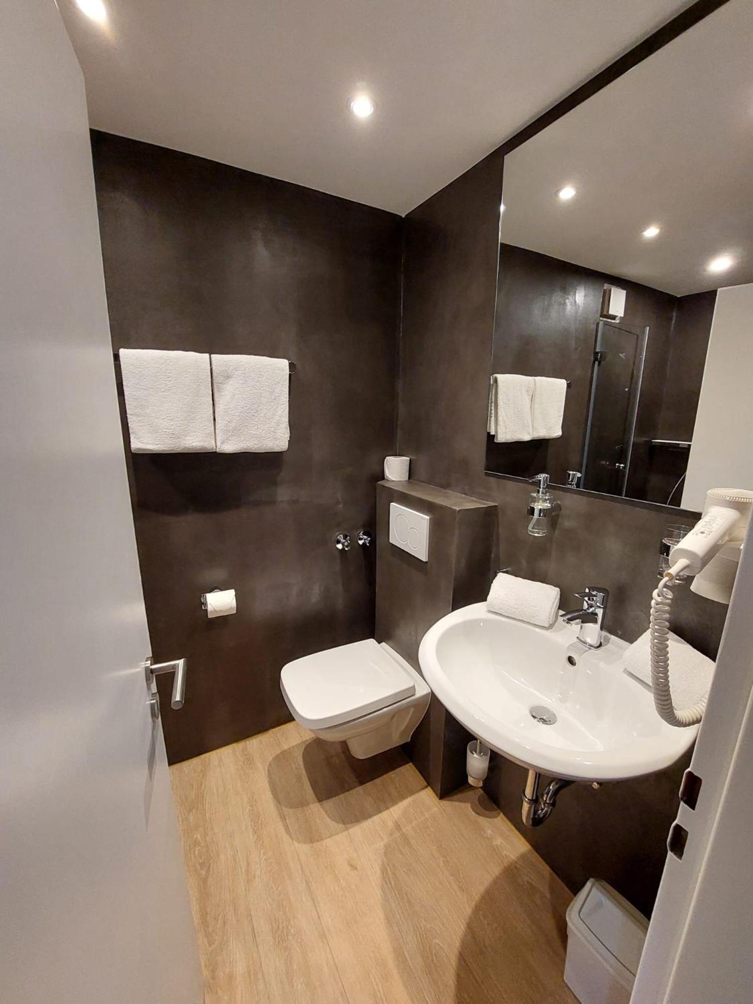 Double Room - Photo 13