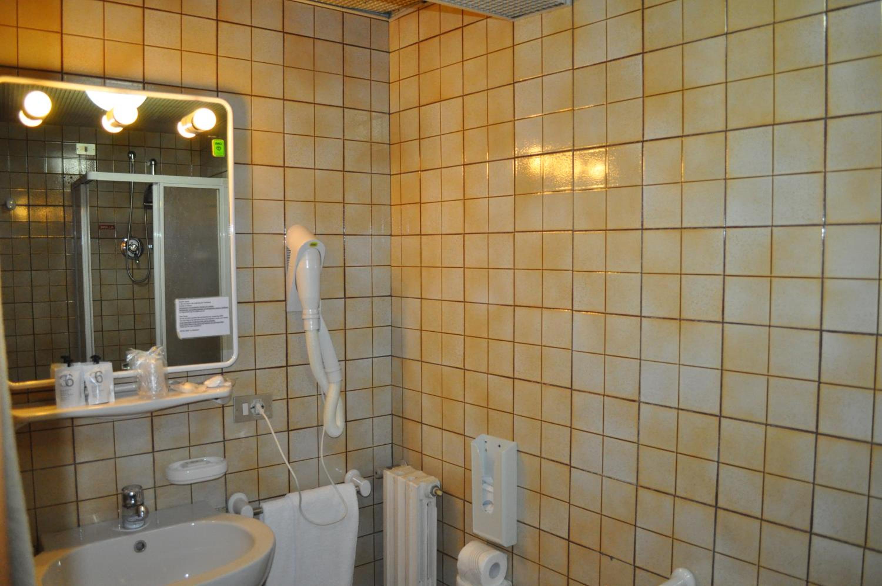 Double or Twin Room - Photo 7