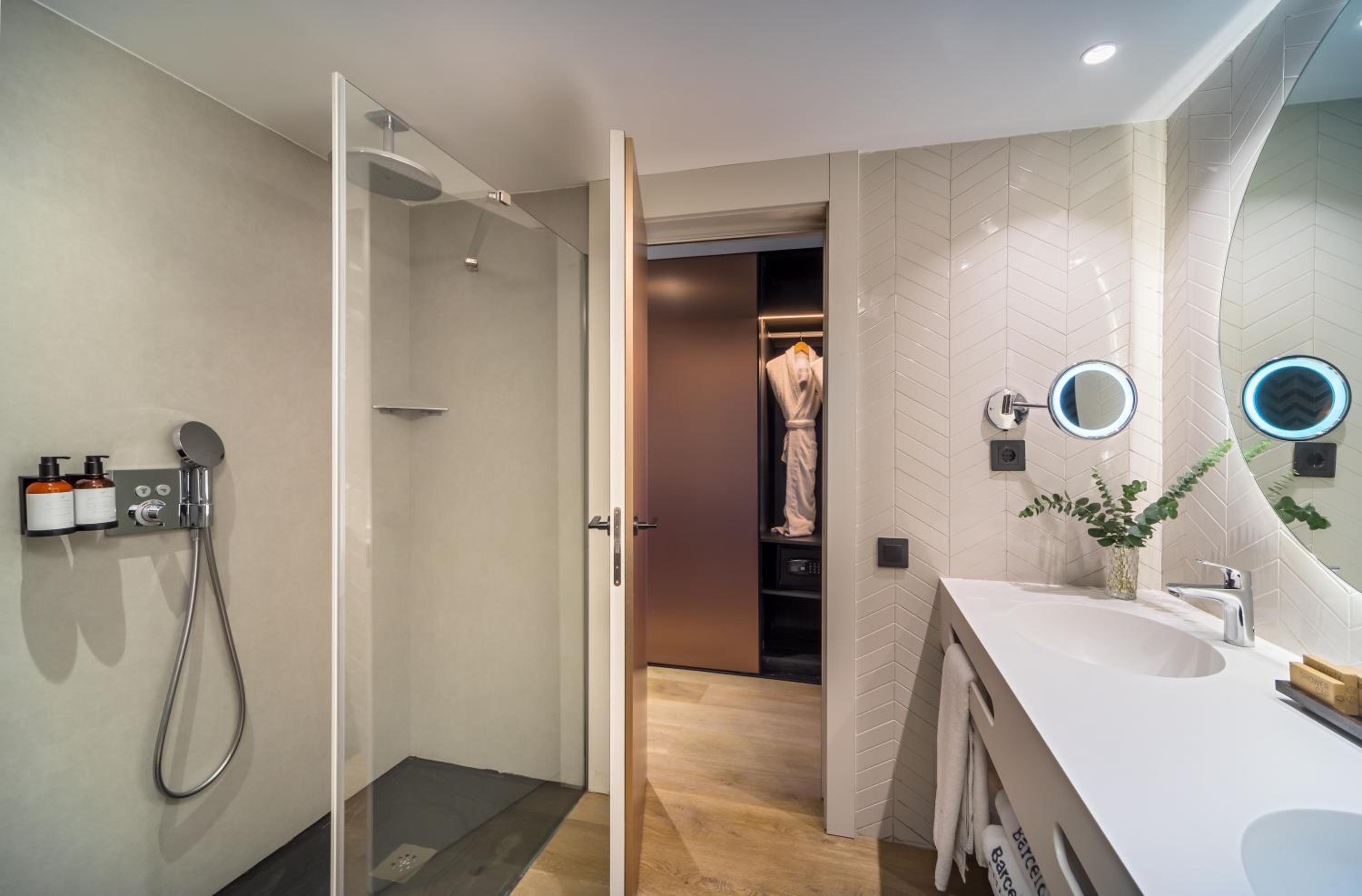 Family Suite Deluxe (2 Adults + 2 Children)