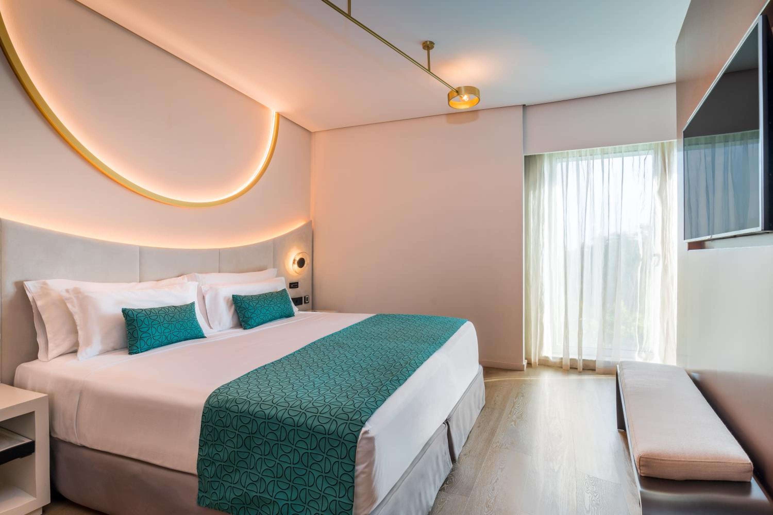 Family Suite Deluxe (2 Adults + 2 Children)