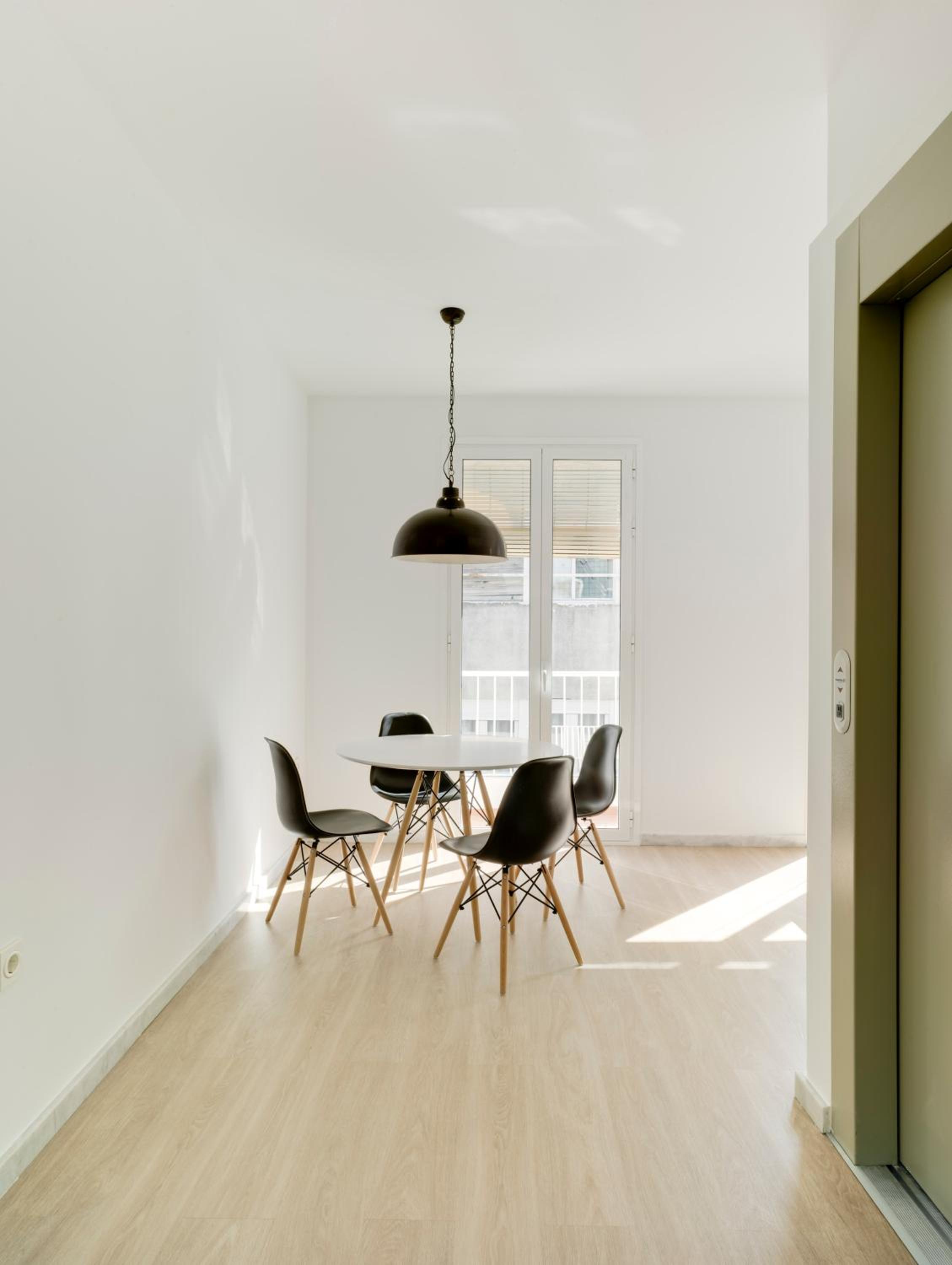 Deluxe Two Bedroom Apartment with Balcony photo 3