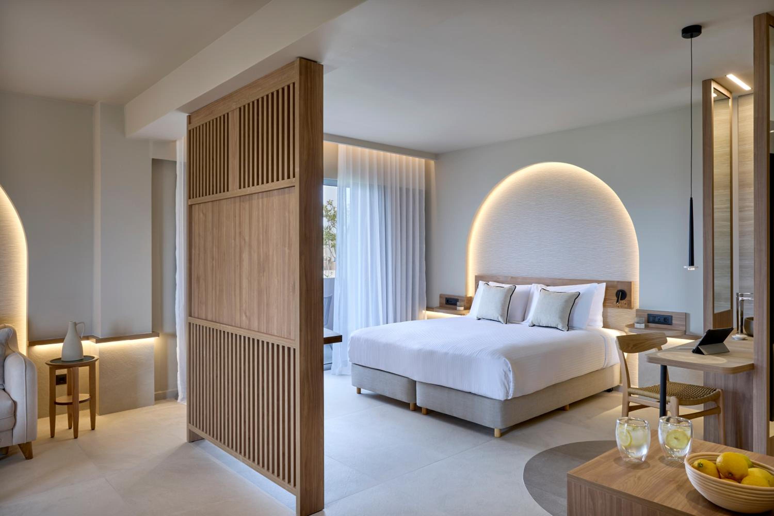 Deluxe Family Suite Side Sea View - Photo 1
