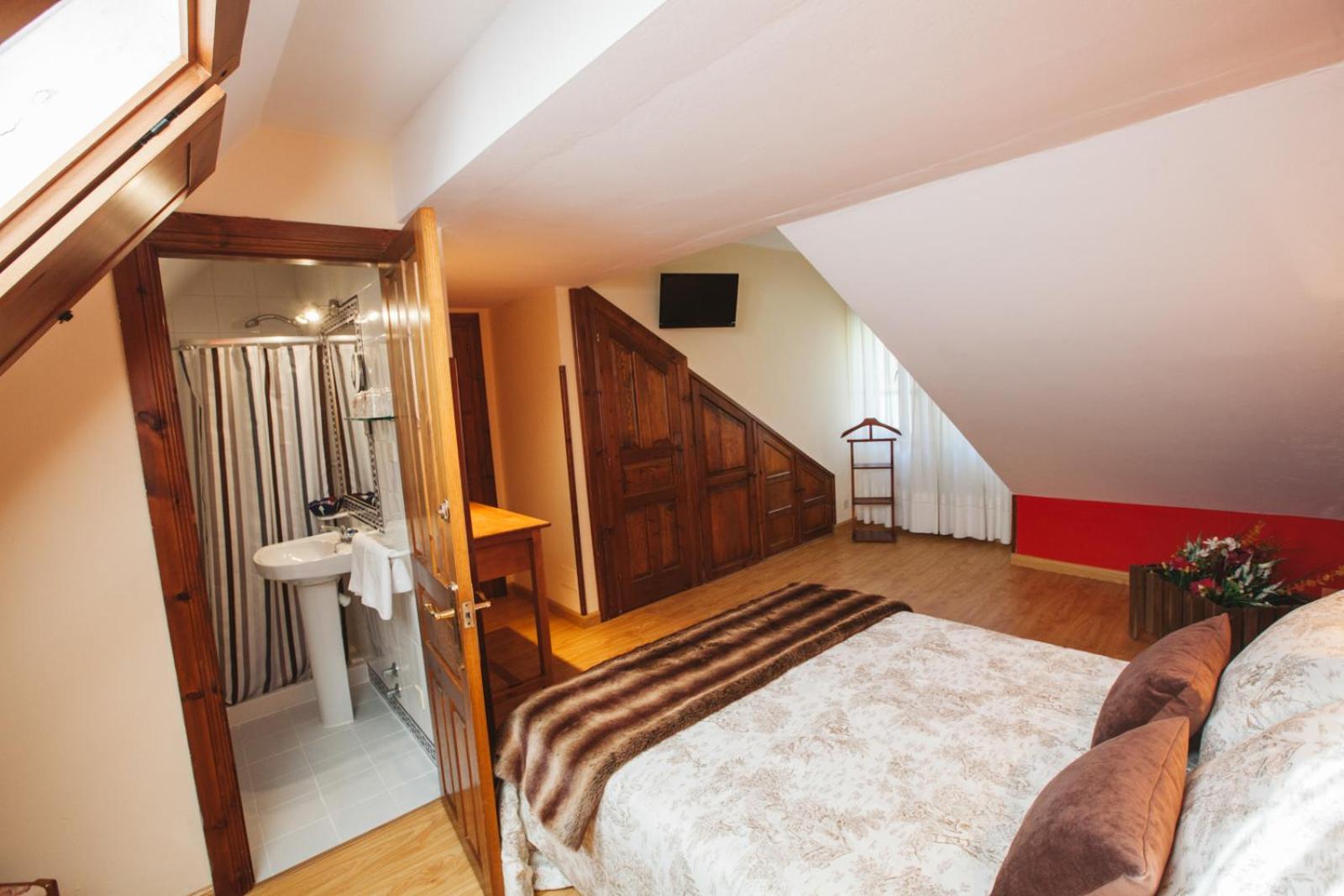 Double or Twin Room - Photo 15