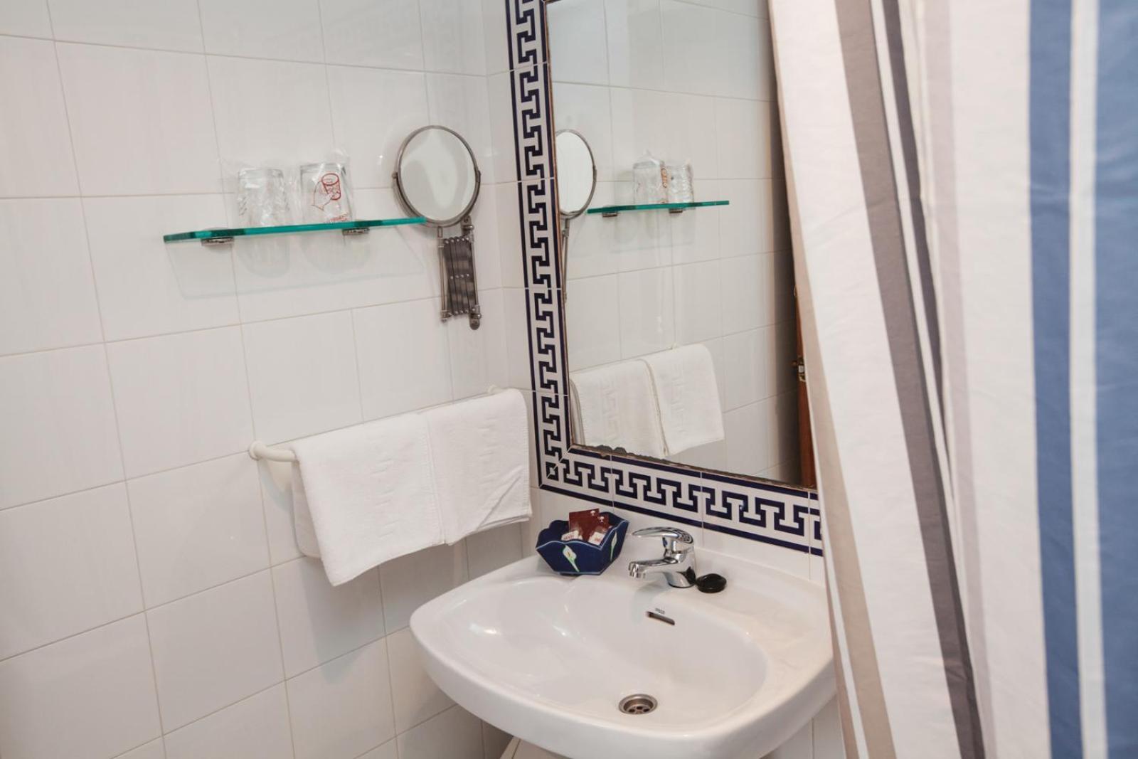 Double or Twin Room - Photo 13