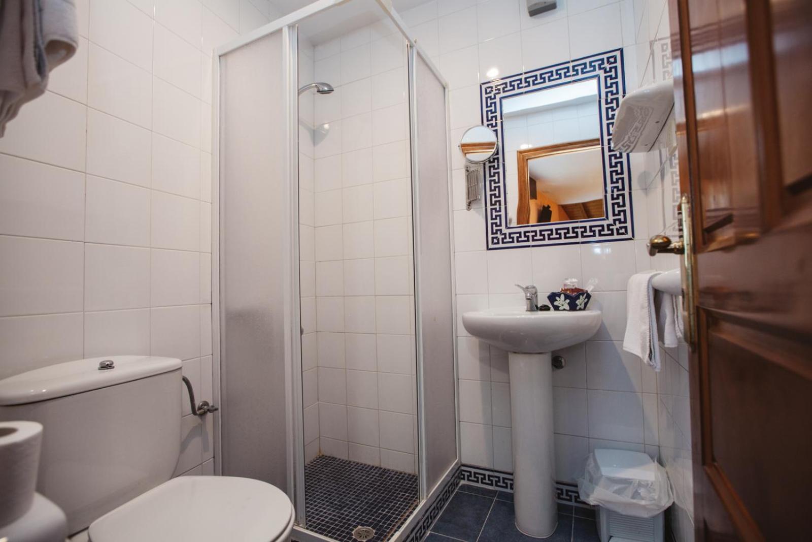Double or Twin Room - Photo 31