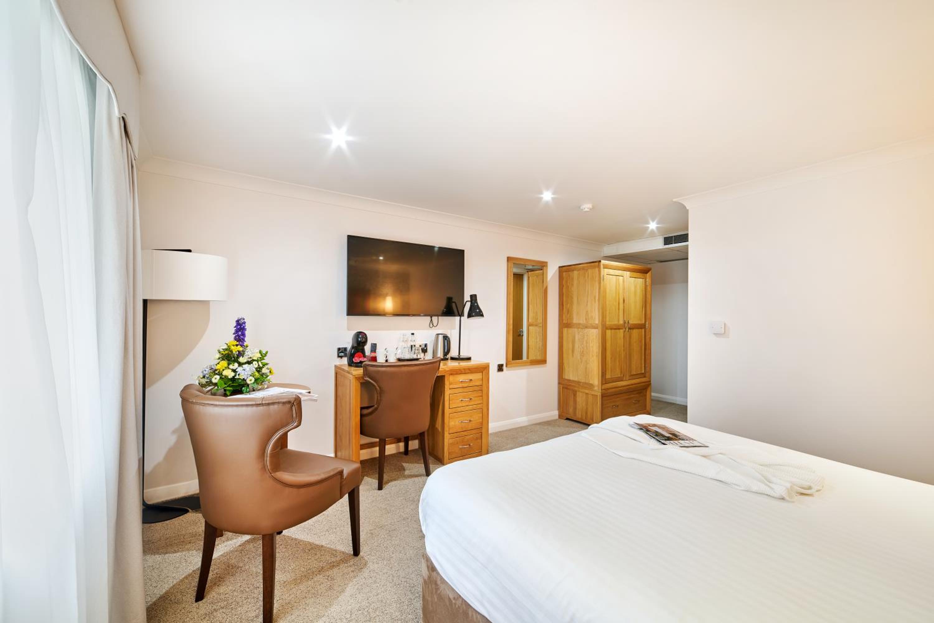Premium King Room - Photo 7