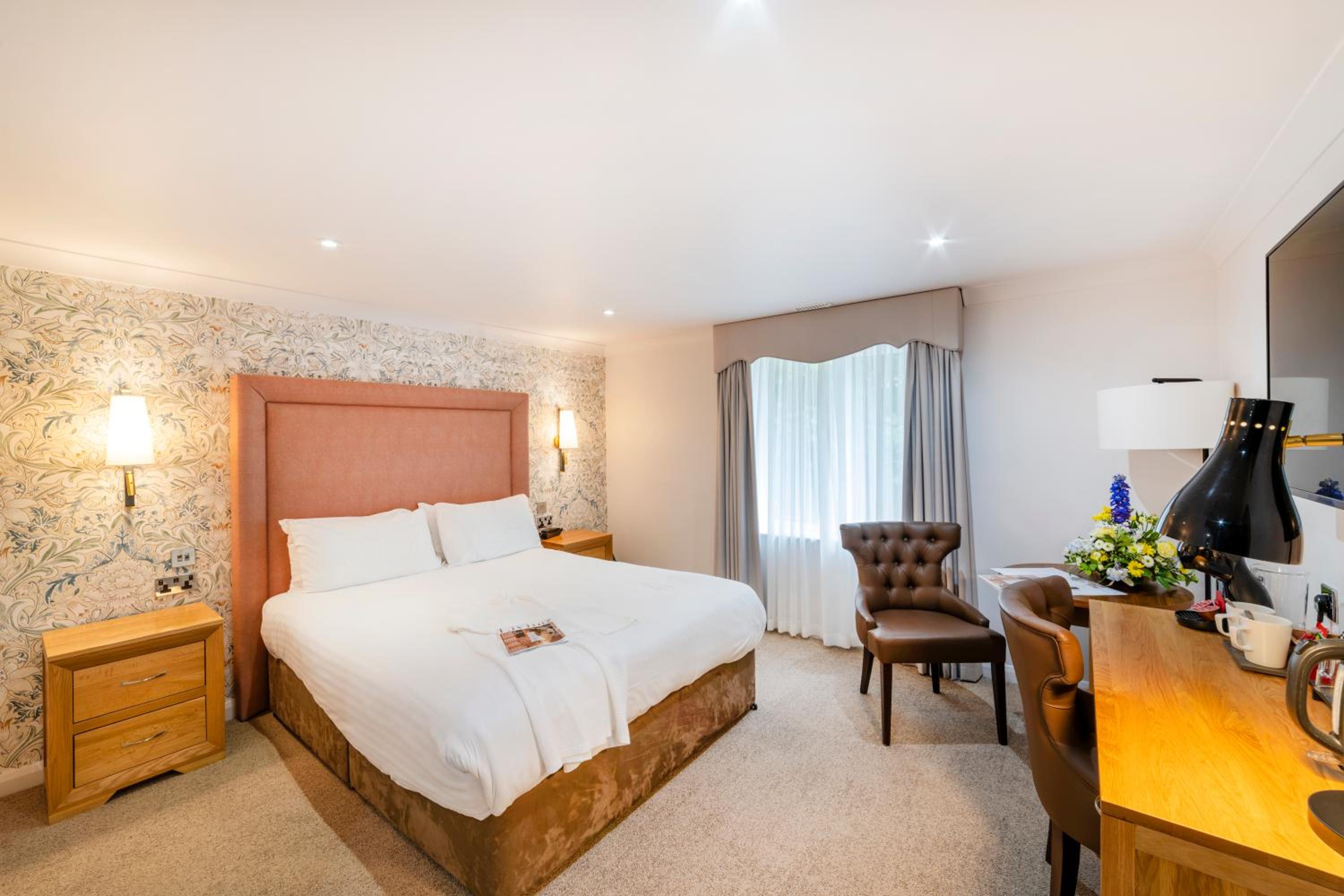 Premium King Room - Photo 8