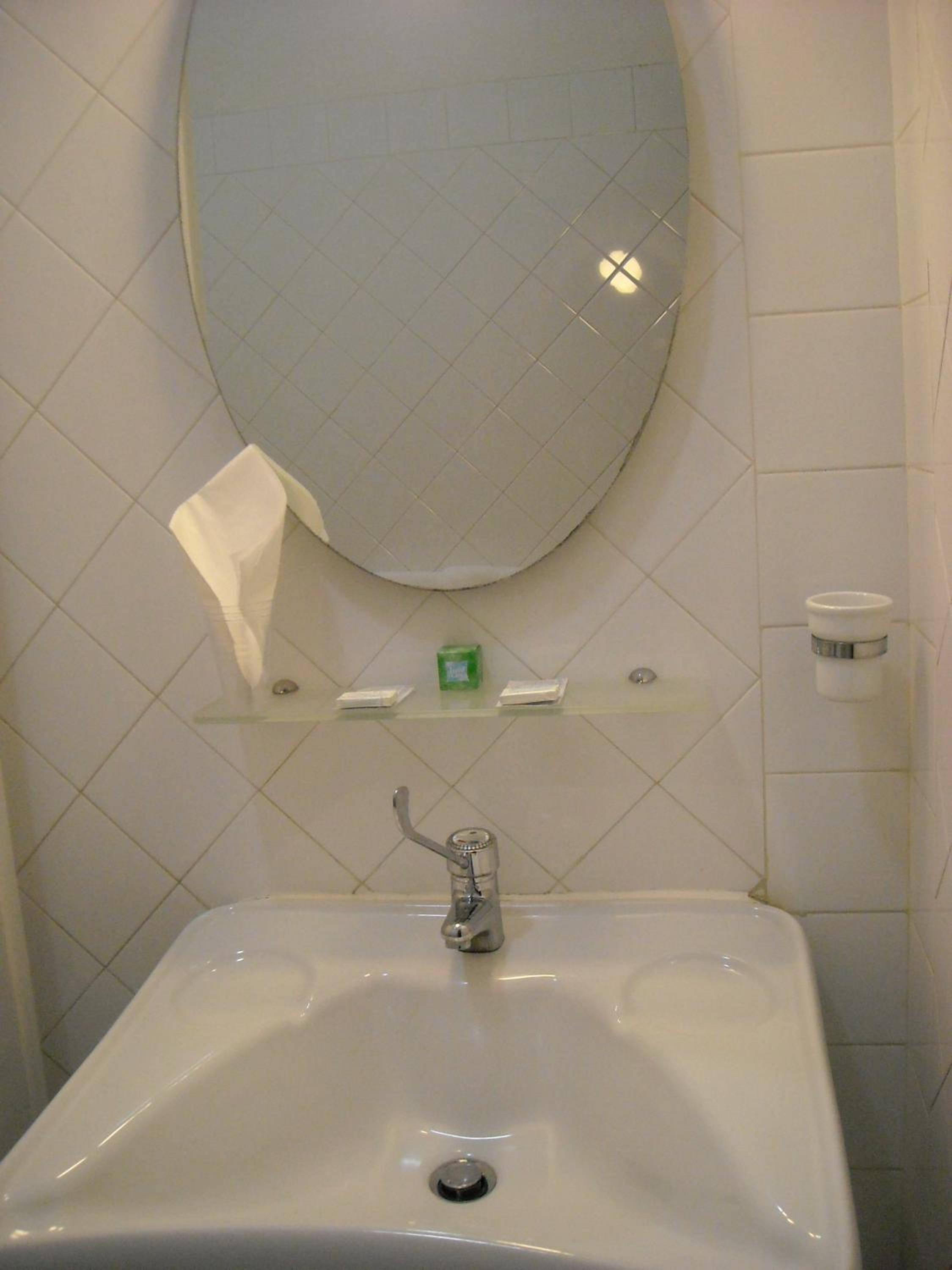 Twin Room - Disability Access - Photo 6