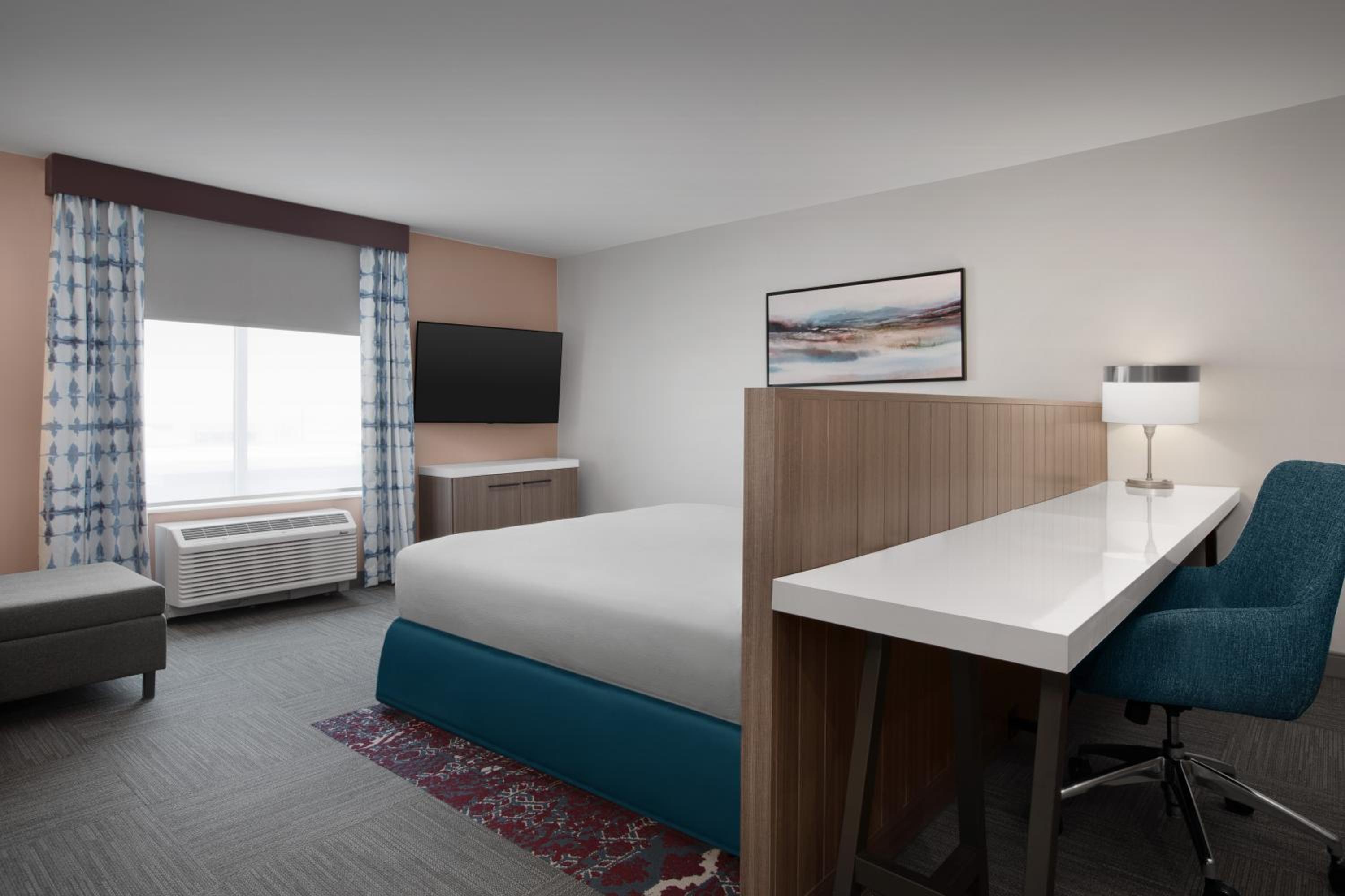 Deluxe King Room with Bath Tub - Mobility Accessible - Photo 1